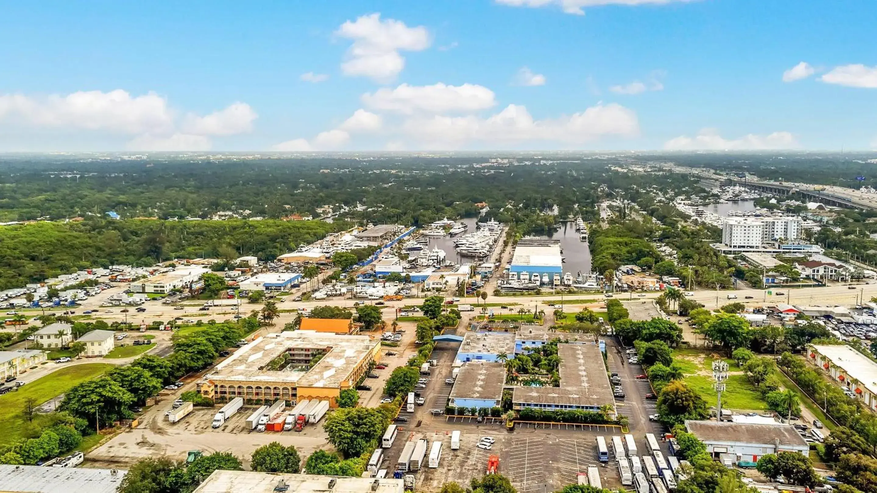 Property building in Rodeway Inn & Suites Fort Lauderdale Airport & Cruise Port Property building in Rodeway Inn & Suites Fort Lauderdale Airport & Cruise Port