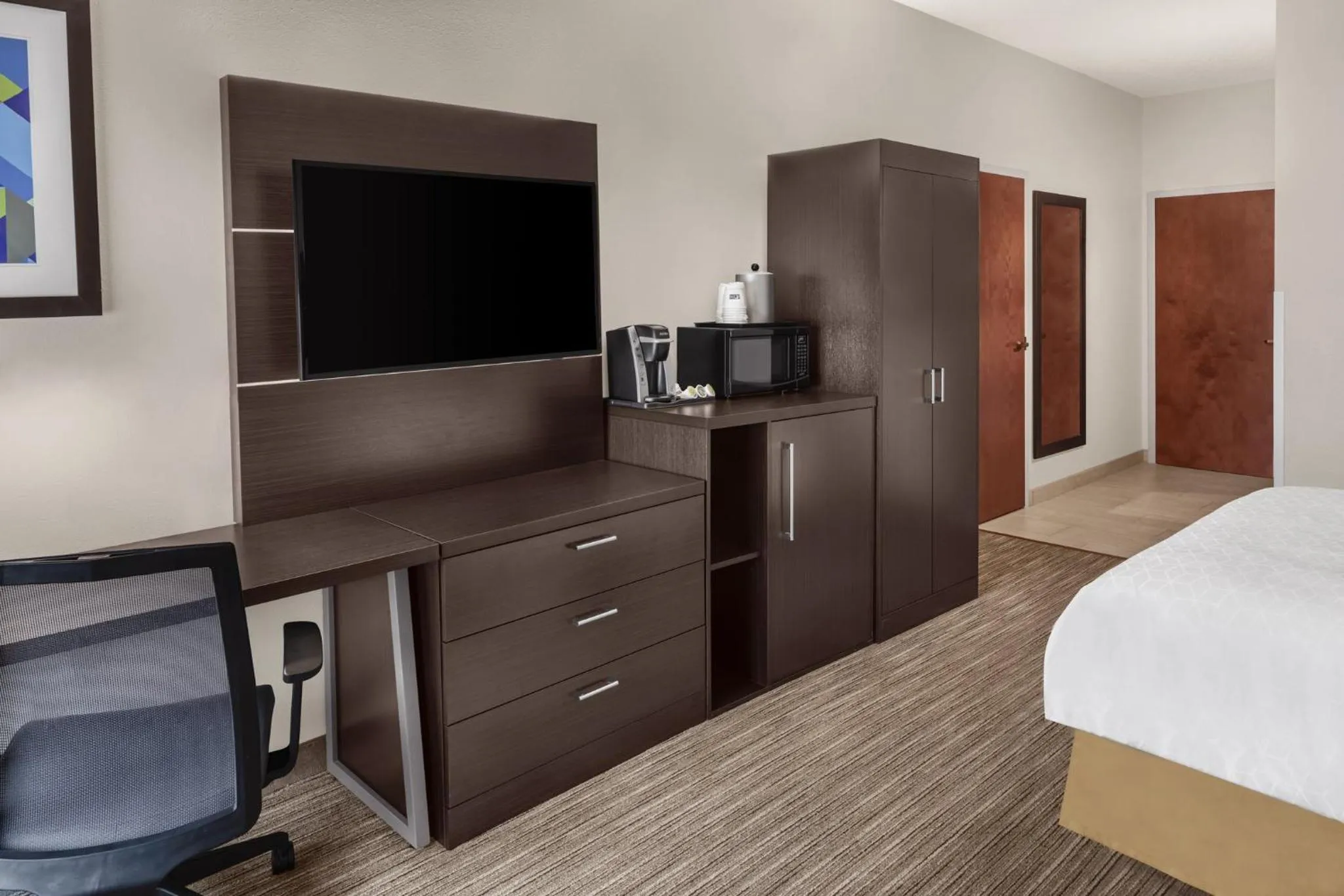Photo of the whole room, Bed in Holiday Inn Express & Suites Asheville SW - Outlet Ctr Area by IHG