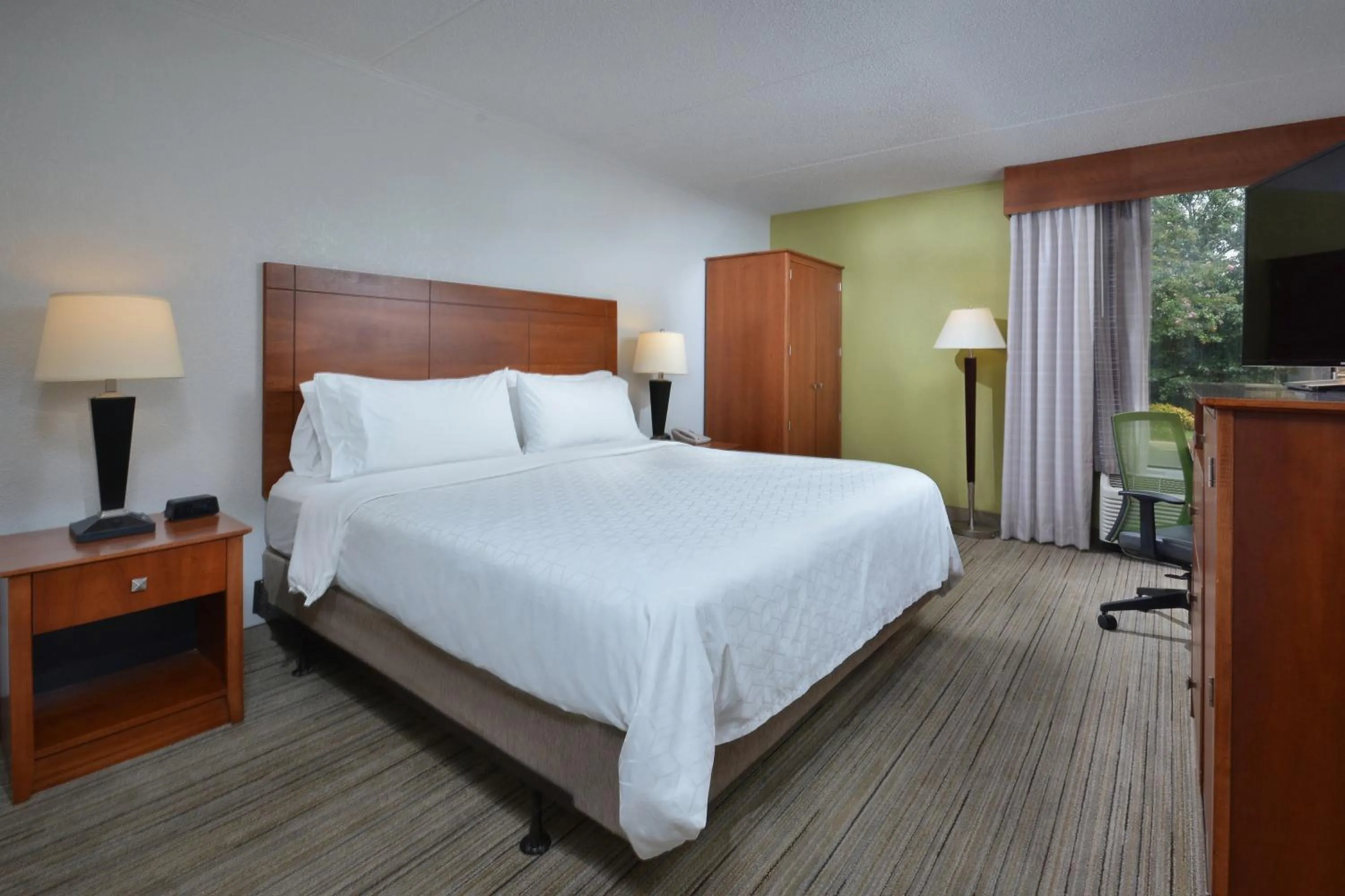 Photo of the whole room, Bed in Holiday Inn Express Lynchburg by IHG
