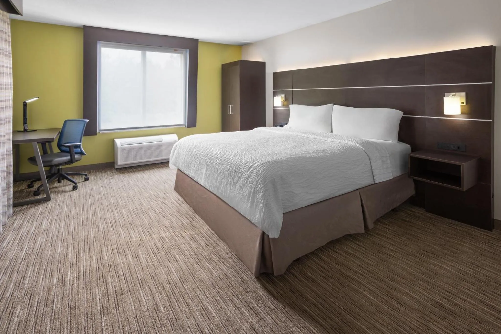 Photo of the whole room, Bed in Holiday Inn Express Hotel & Suites Hamburg by IHG