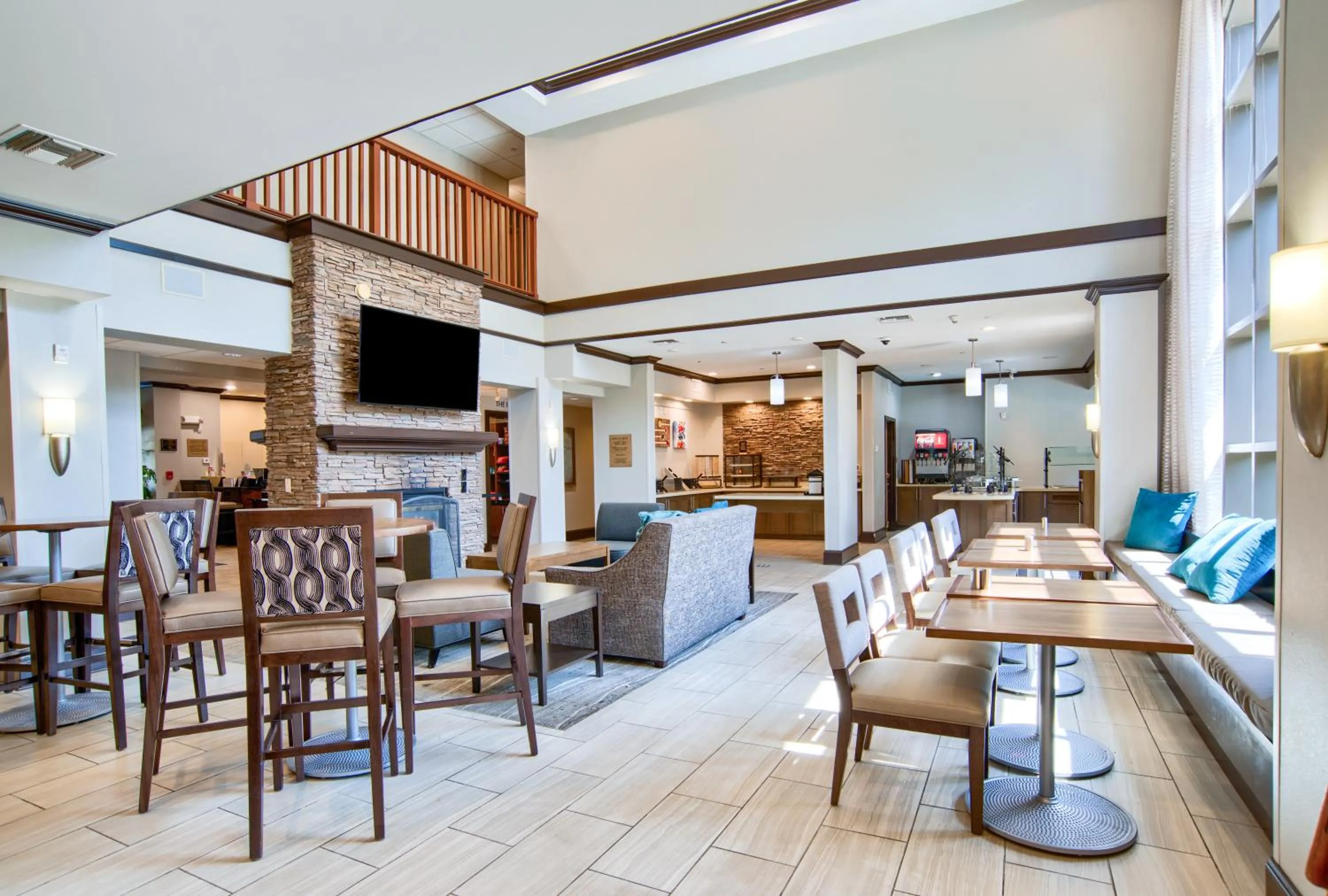 Communal lounge/ TV room in Staybridge Suites Gulf Shores by IHG