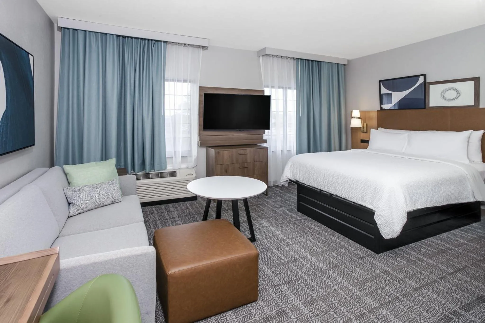 Photo of the whole room, Bed in Staybridge Suites Williamsville Buffalo by IHG