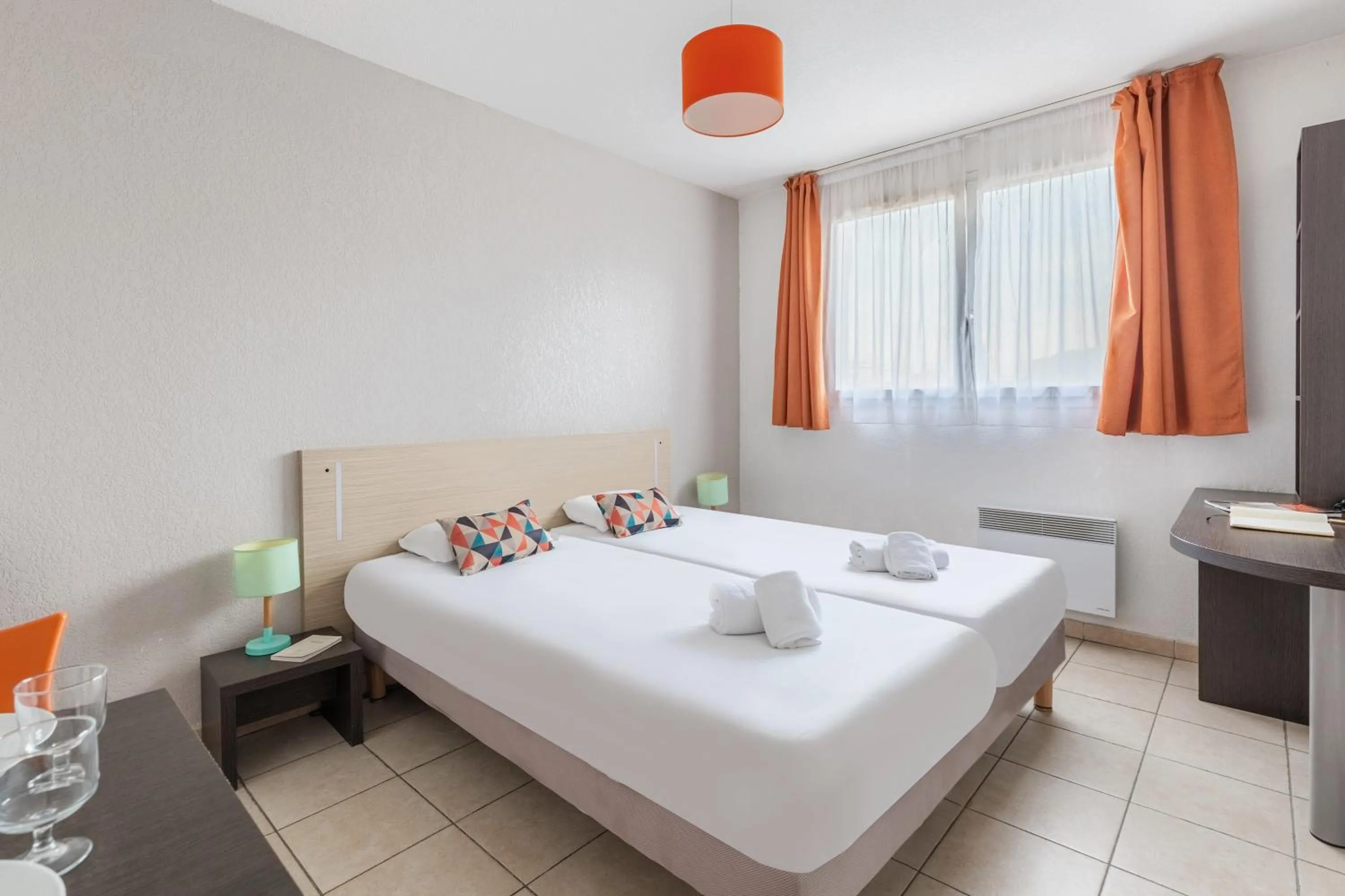 Bed in Appart'City Classic Marseille Aéroport - Vitrolles