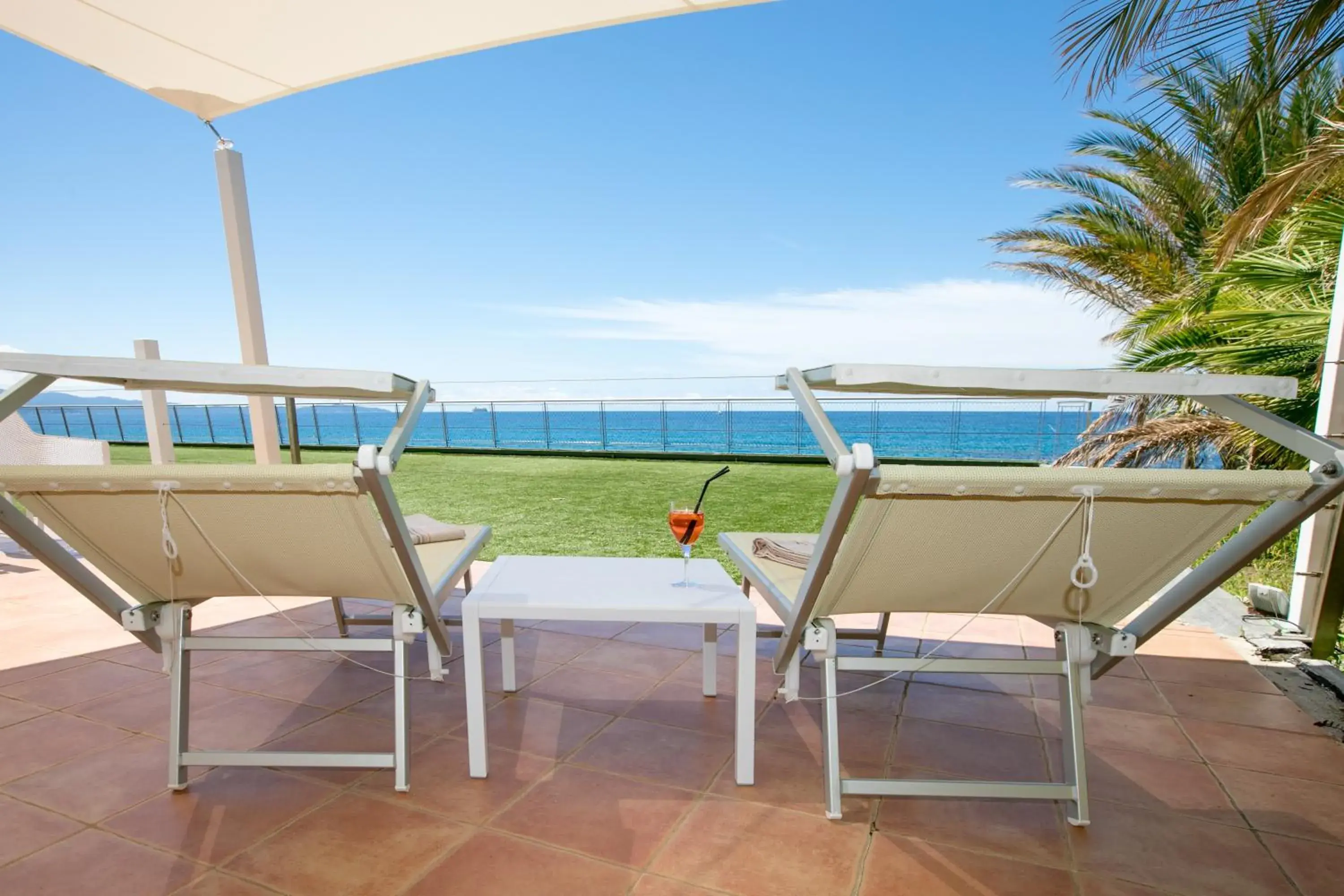 Shaded terrace room in Hôtel Cala di Sole Shaded terrace room in Hôtel Cala di Sole