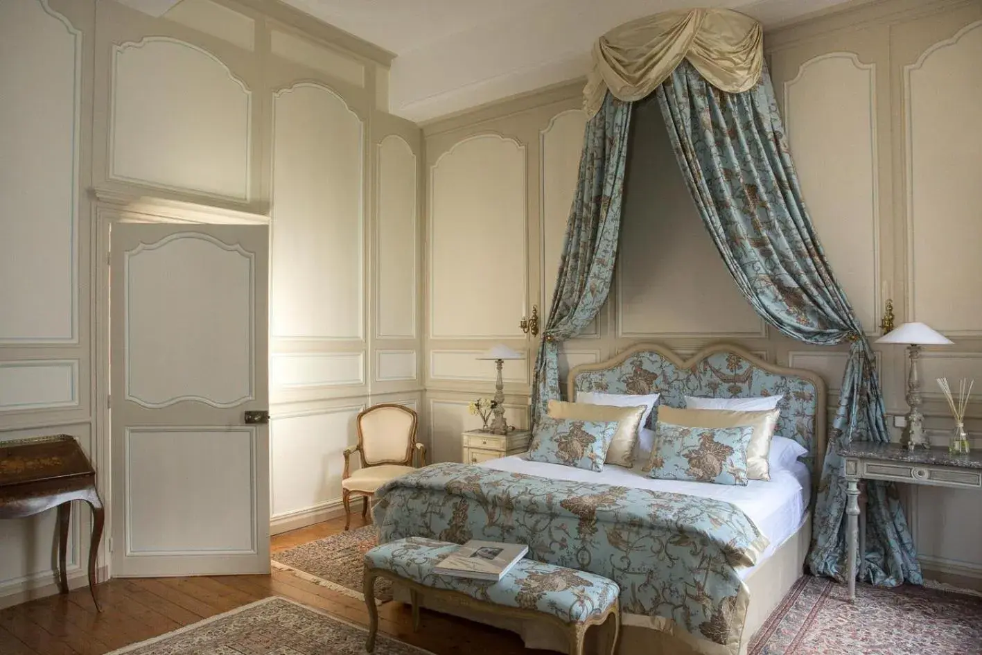 Photo of the whole room, Bed in Château de La Ballue - Teritoria Photo of the whole room, Bed in Château de La Ballue - Teritoria