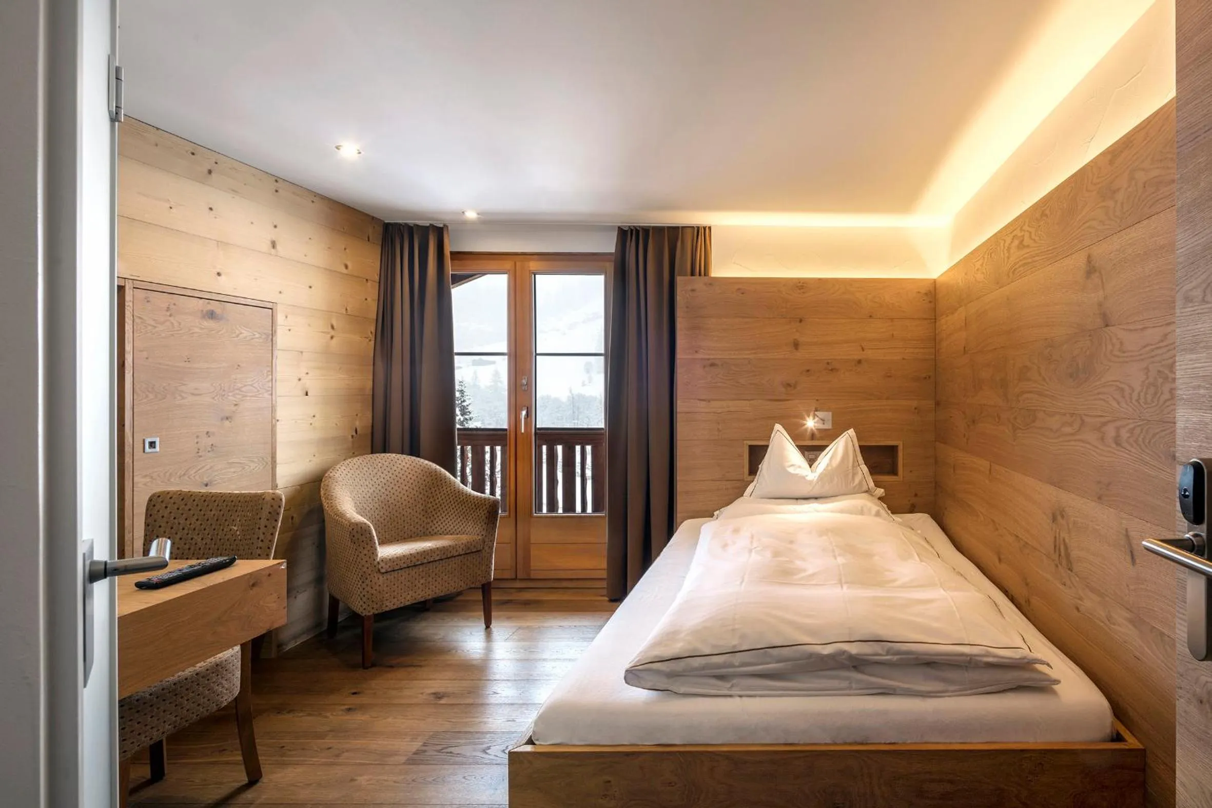 Bed in Hotel Edelweiss Blatten Lötschental