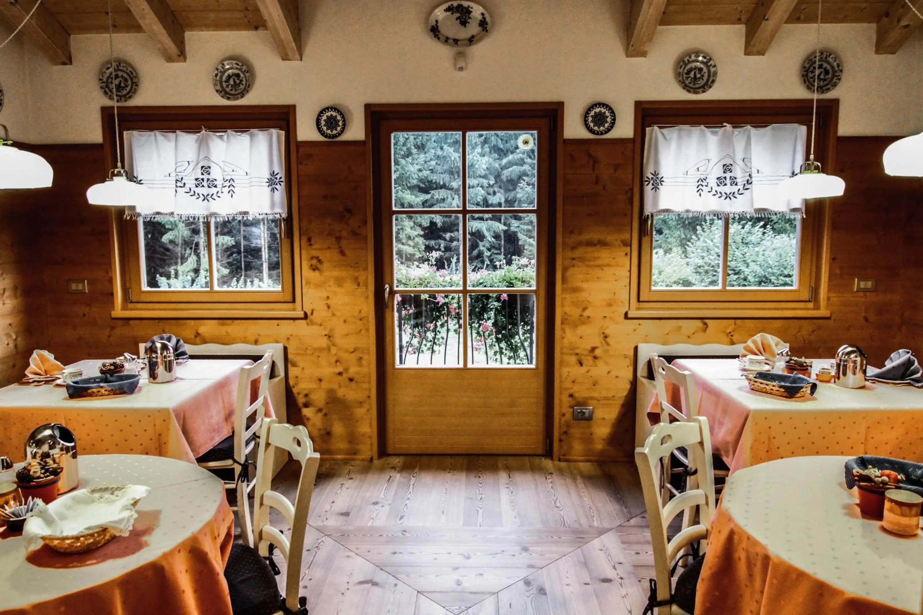 Restaurant/places to eat in Castelir Suite Hotel