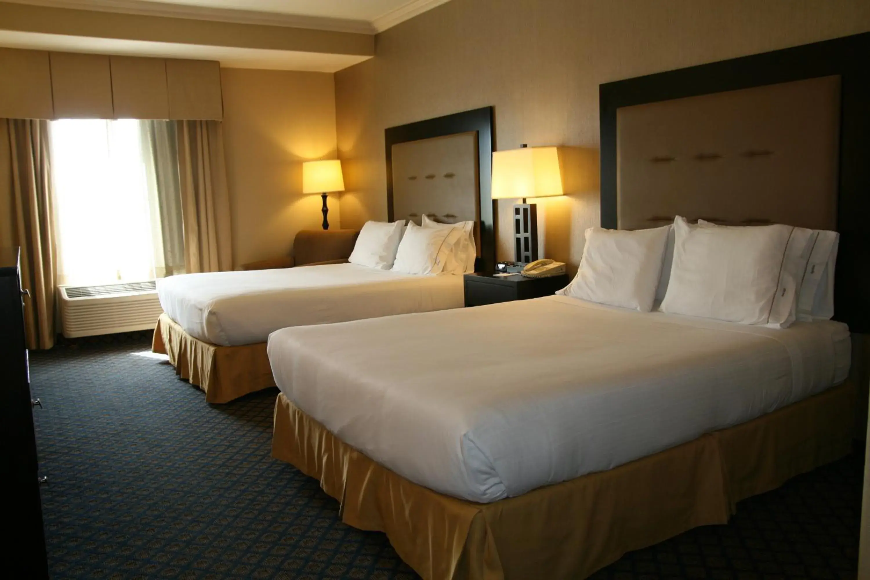Photo of the whole room, Bed in Holiday Inn Express San Pablo - Richmond Area by IHG Photo of the whole room, Bed in Holiday Inn Express San Pablo - Richmond Area by IHG