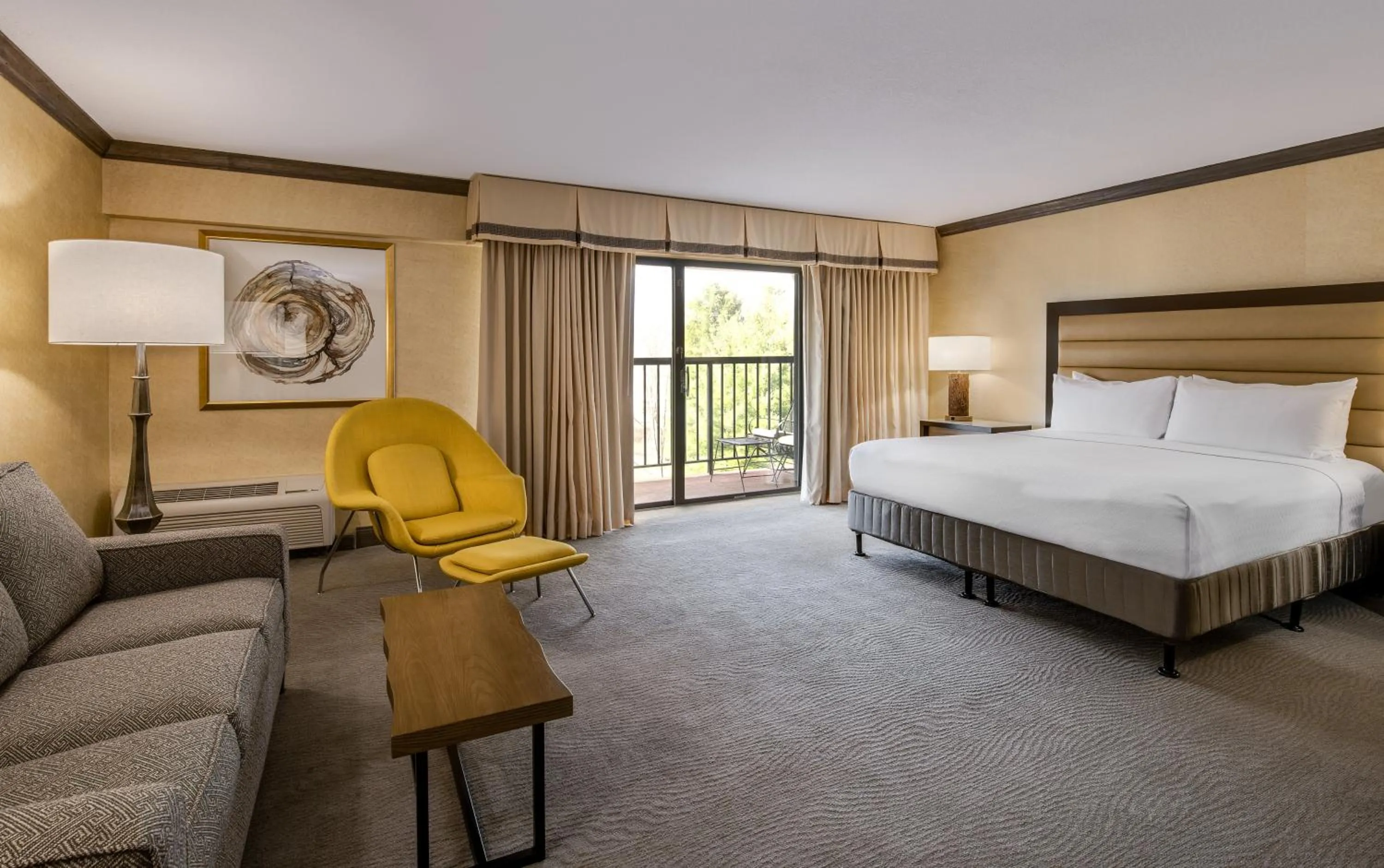 Photo of the whole room, Bed in Crowne Plaza Resort Asheville by IHG