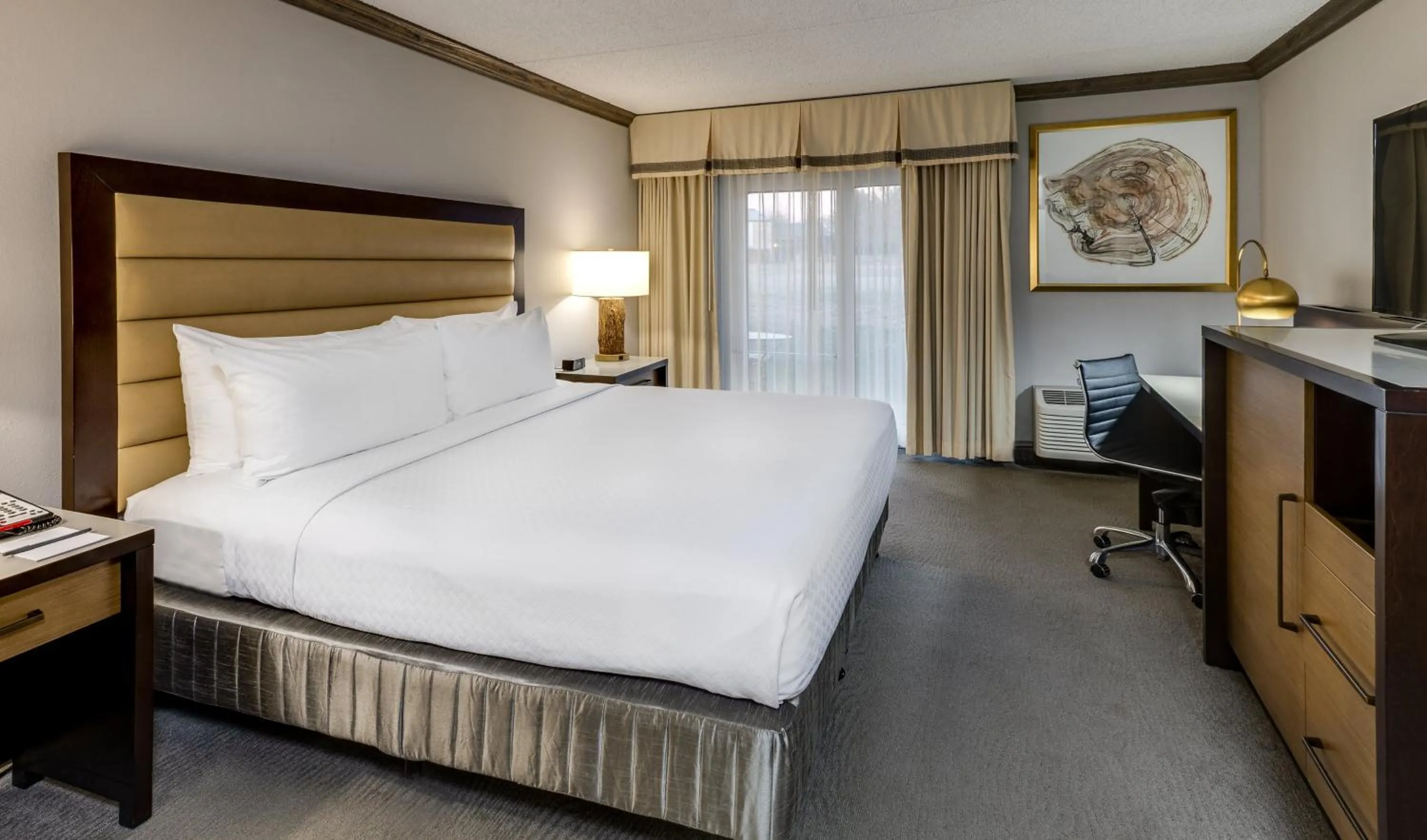 Photo of the whole room, Bed in Crowne Plaza Resort Asheville by IHG