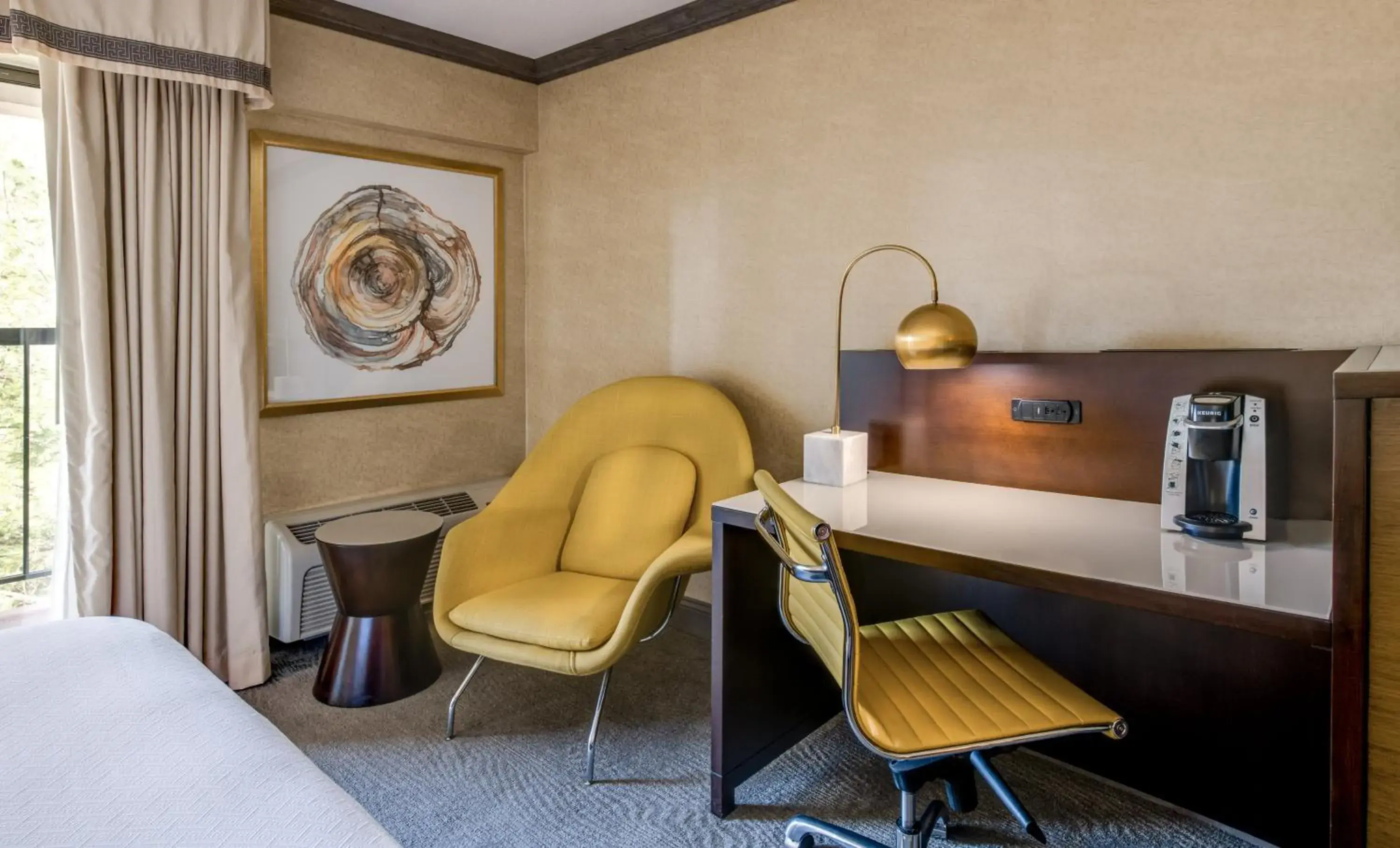 Standard Queen Room with Two Queen Beds and Mobility Accessible Tub in Crowne Plaza Resort Asheville by IHG Standard Queen Room with Two Queen Beds and Mobility Accessible Tub in Crowne Plaza Resort Asheville by IHG