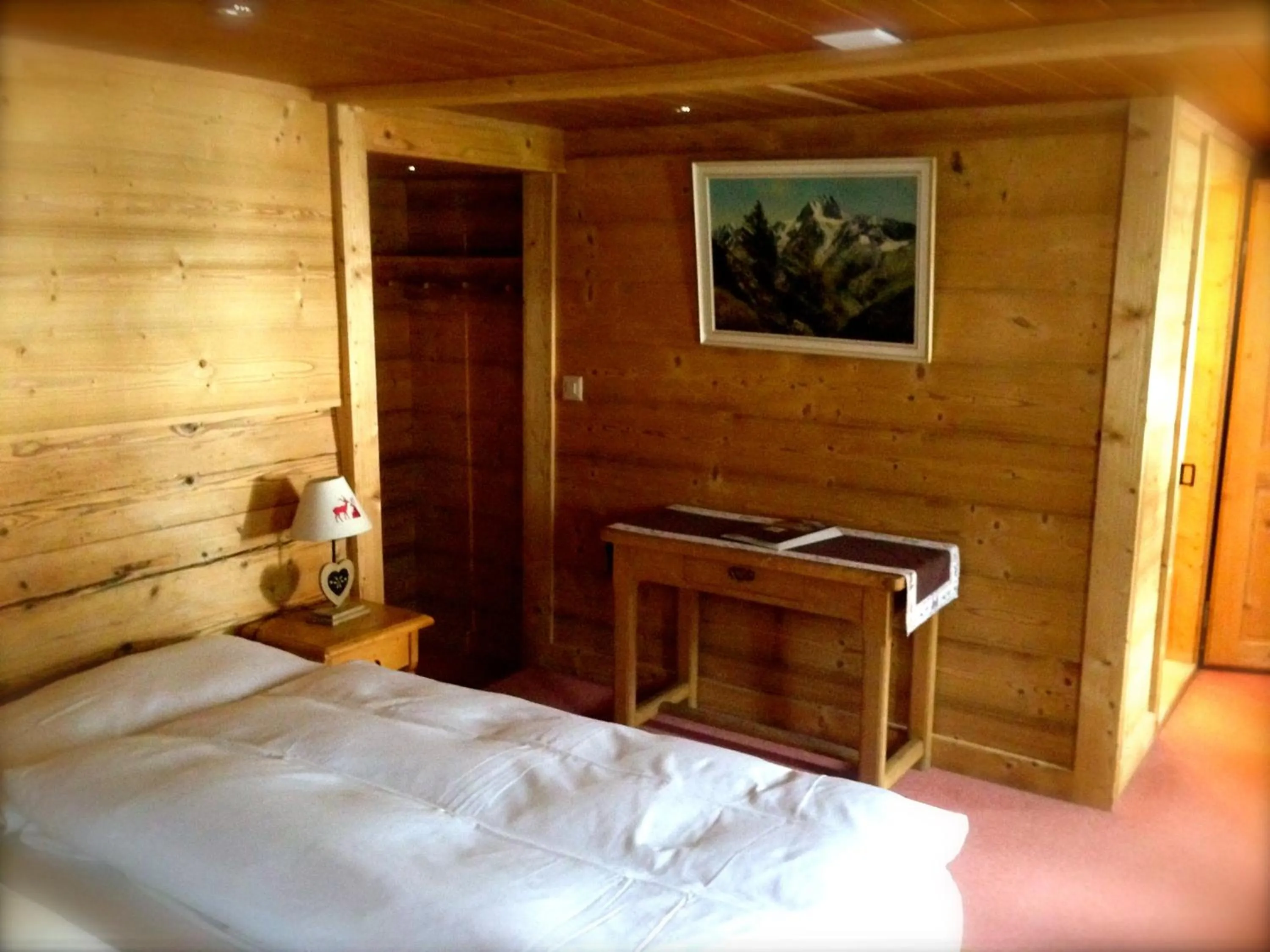 Decorative detail, Bed in Auberge de la poste