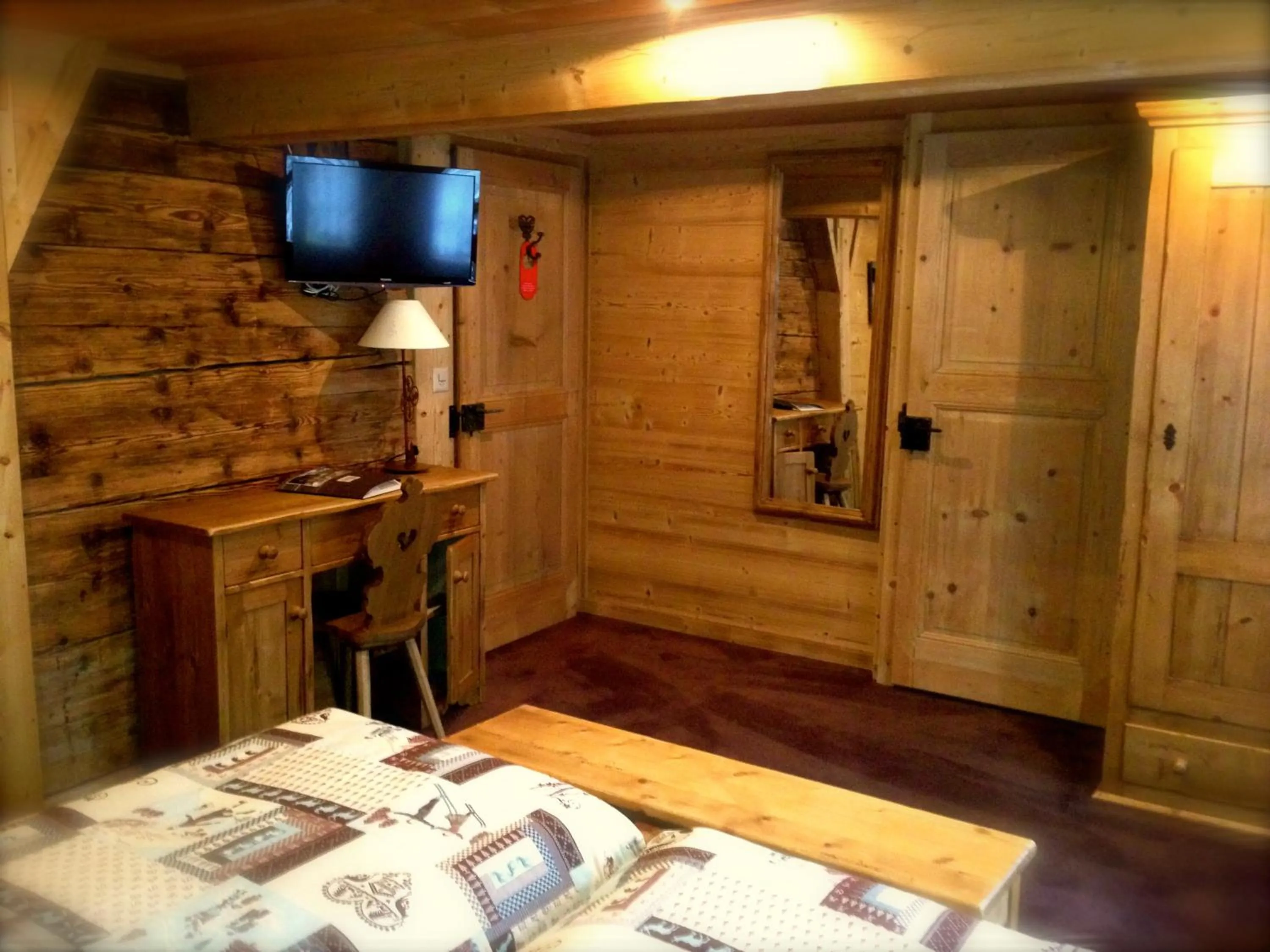 Photo of the whole room, Bed in Auberge de la poste