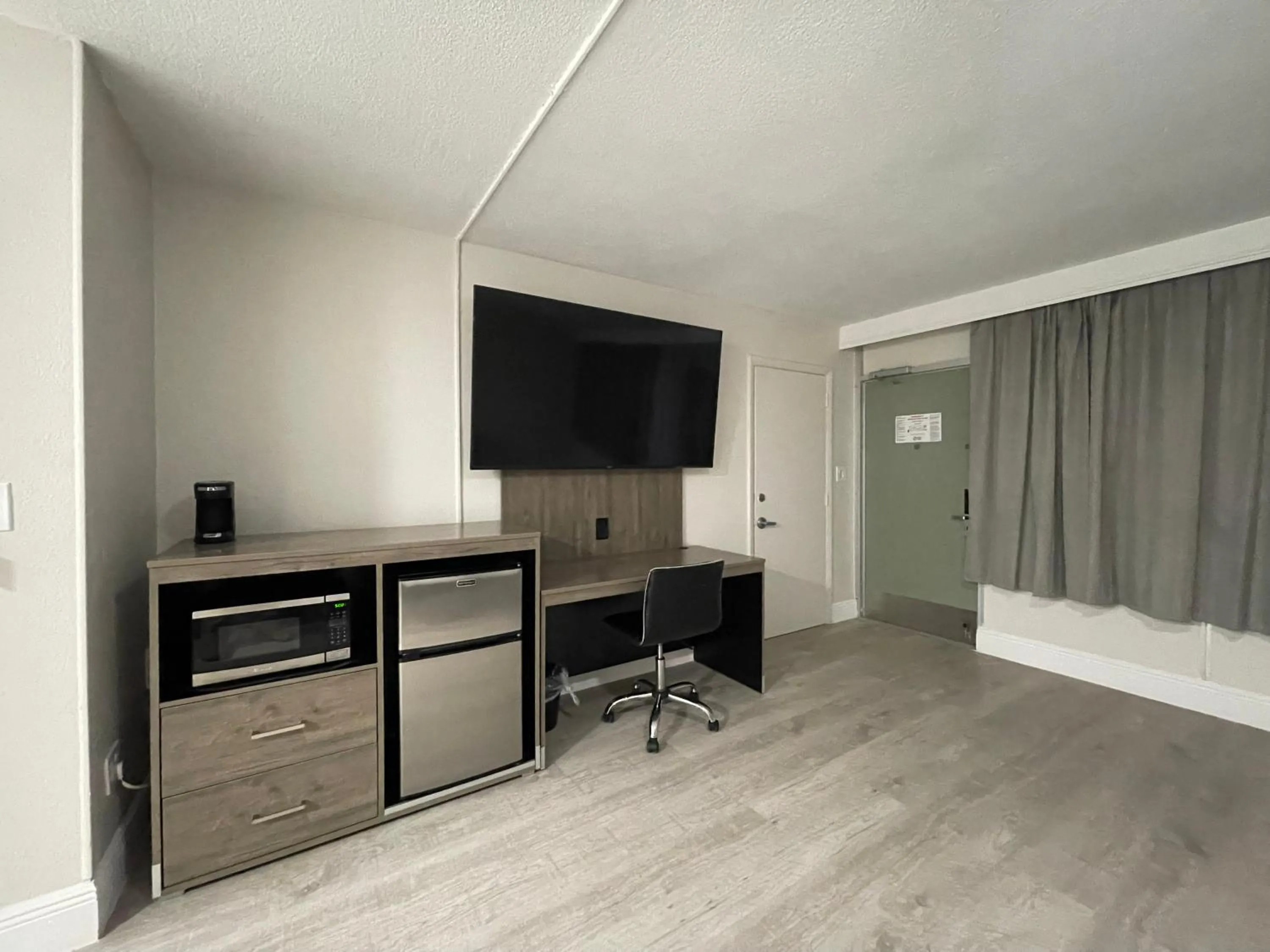 TV and multimedia in Quality Inn & Suites Airport-Cruise Port Hollywood