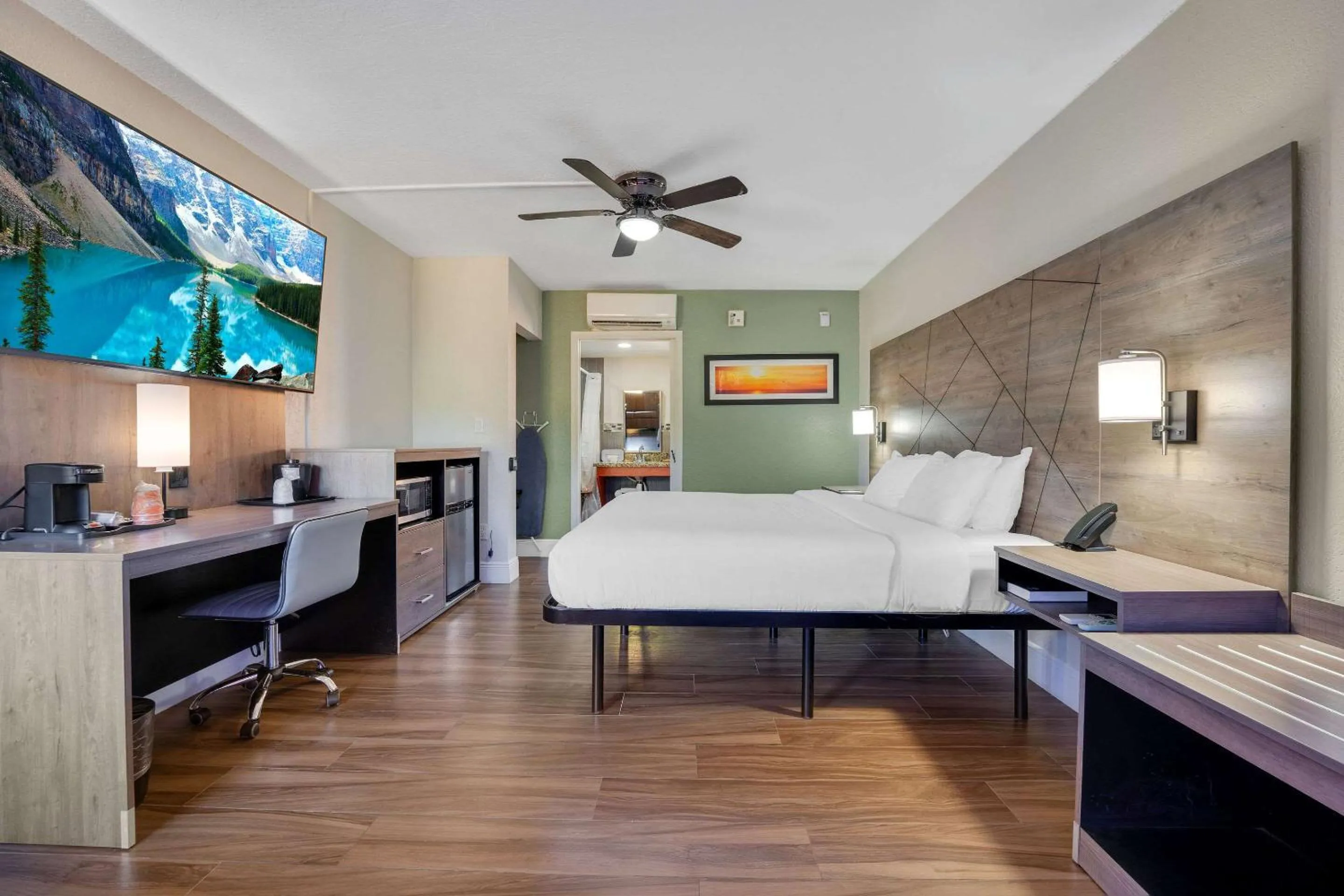 Bedroom in Quality Inn & Suites Airport-Cruise Port Hollywood