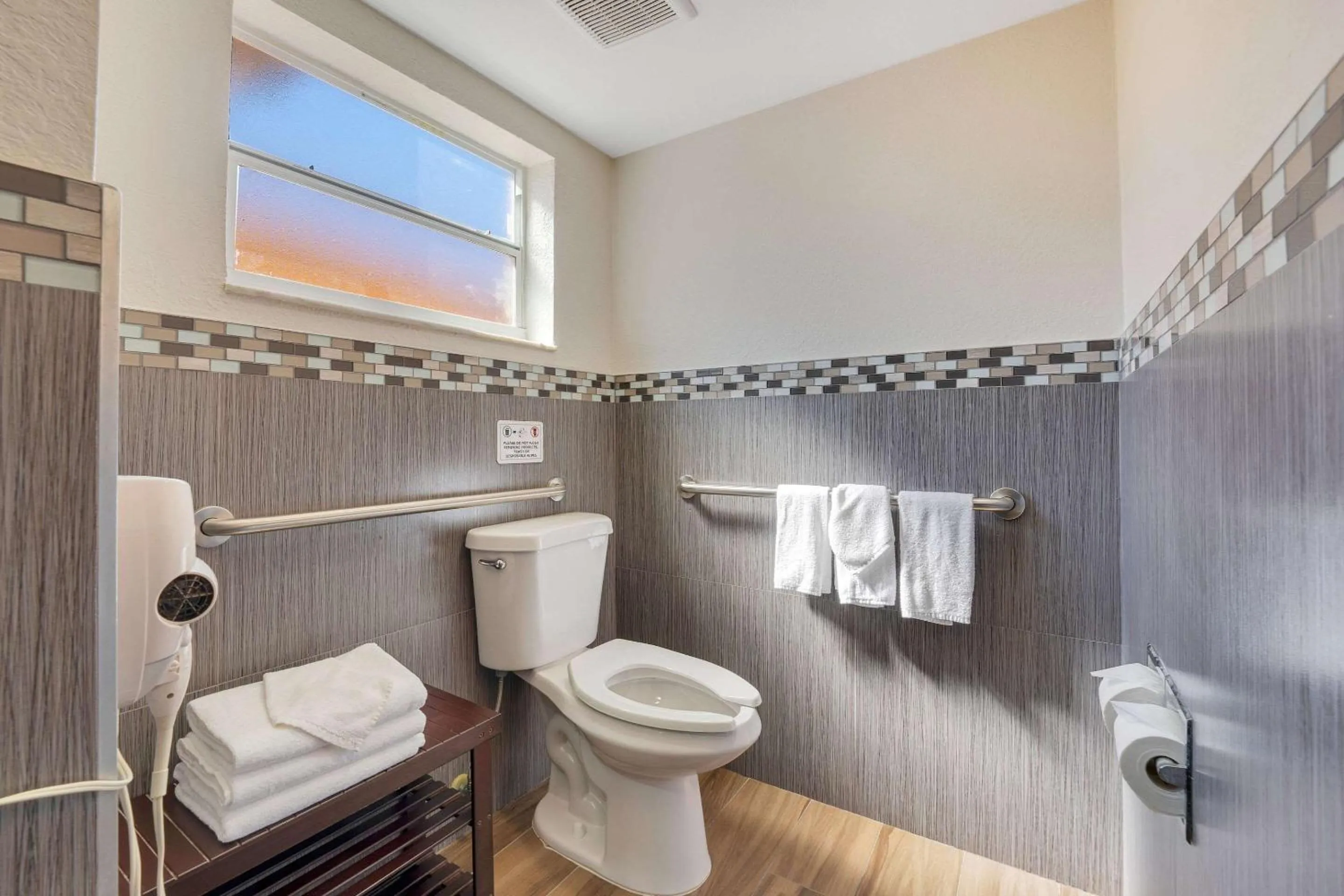 Bedroom in Quality Inn & Suites Airport-Cruise Port Hollywood