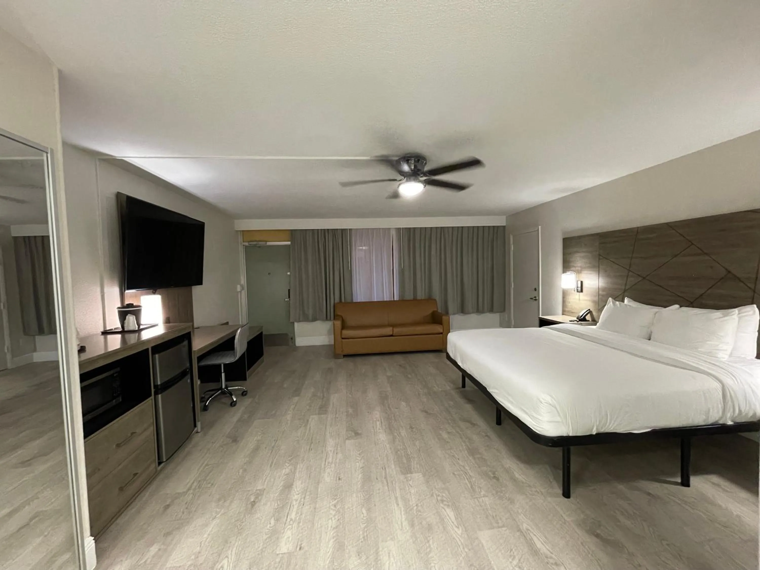 Bedroom, Bed in Quality Inn & Suites Airport-Cruise Port Hollywood