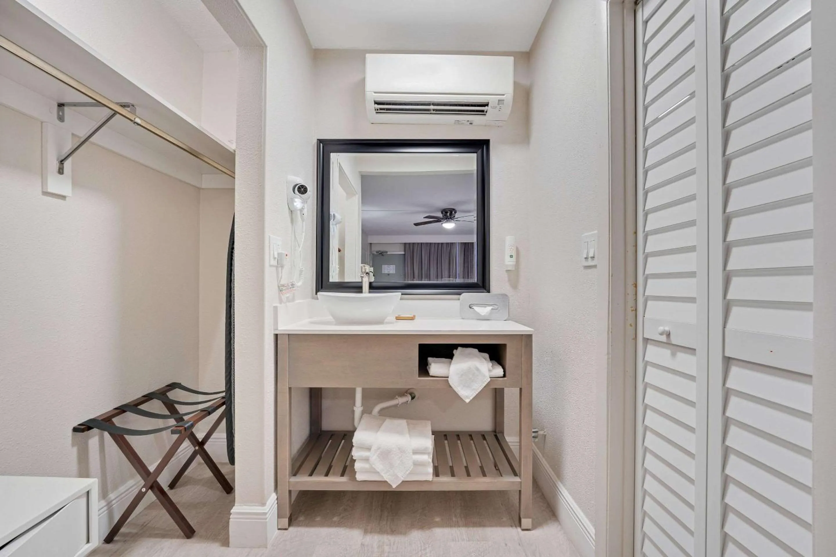 Bedroom in Quality Inn & Suites Airport-Cruise Port Hollywood