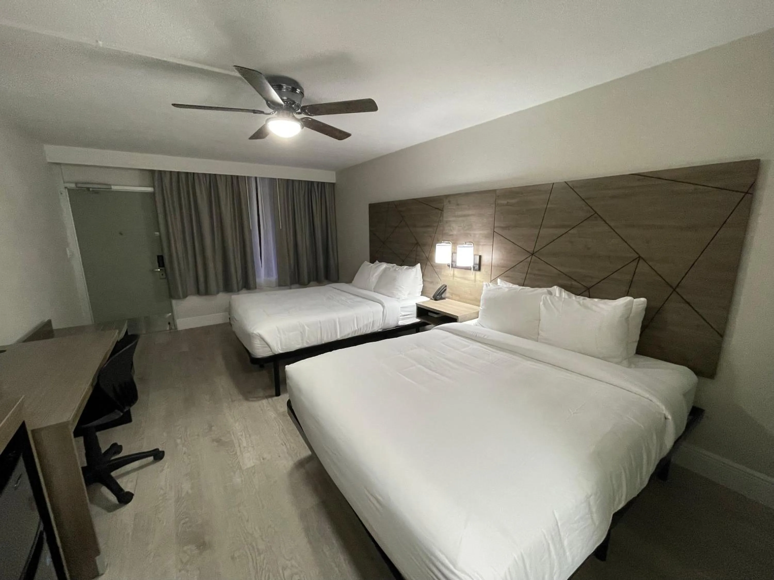 Bed in Quality Inn & Suites Airport-Cruise Port Hollywood