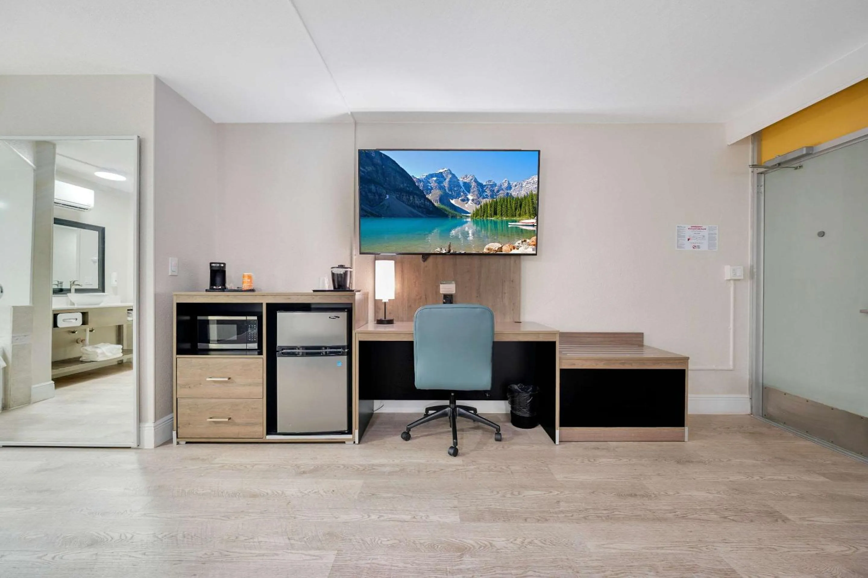 Bedroom in Quality Inn & Suites Airport-Cruise Port Hollywood