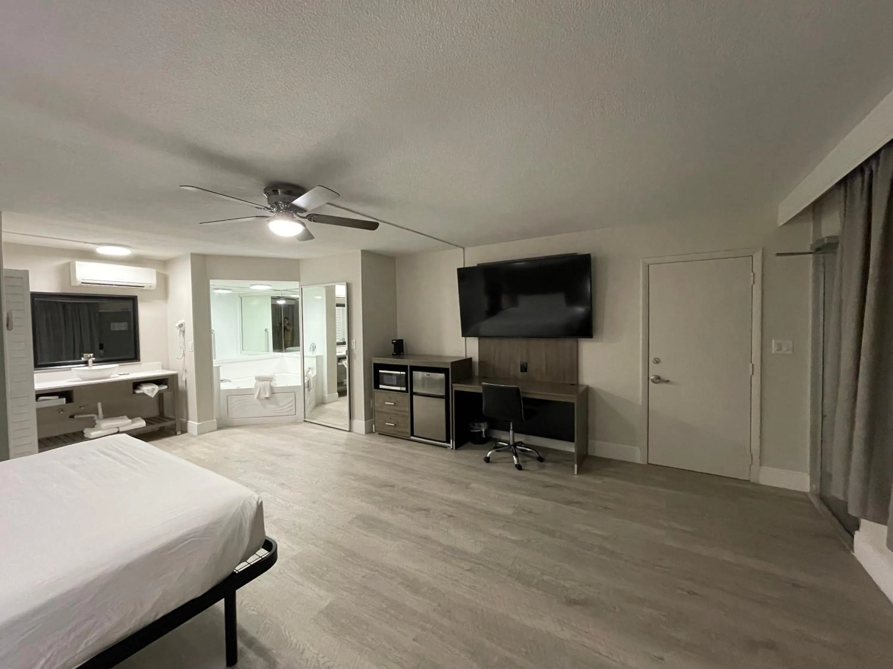 Hot Tub, Bed in Quality Inn & Suites Airport-Cruise Port Hollywood