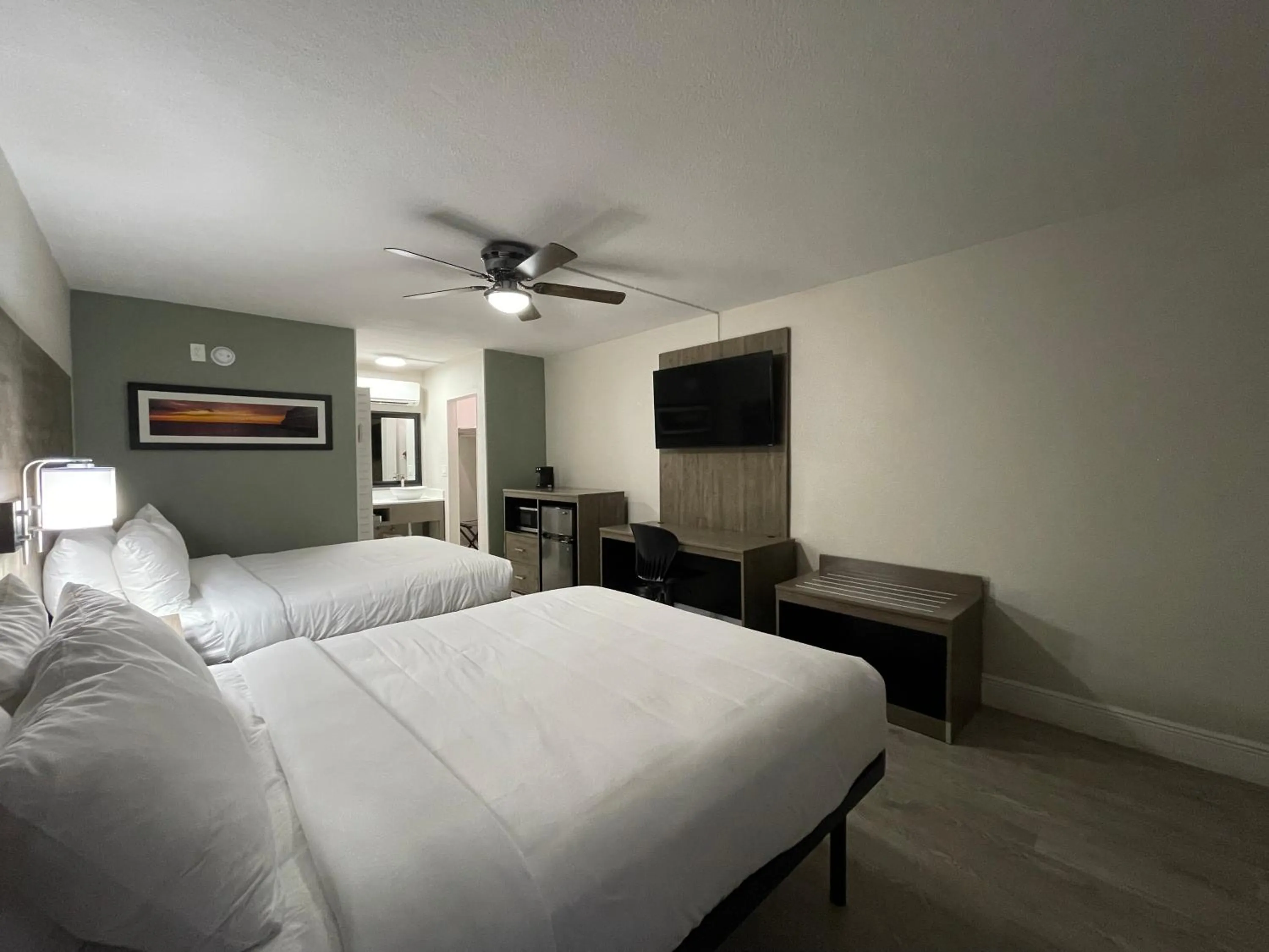 Bed in Quality Inn & Suites Airport-Cruise Port Hollywood
