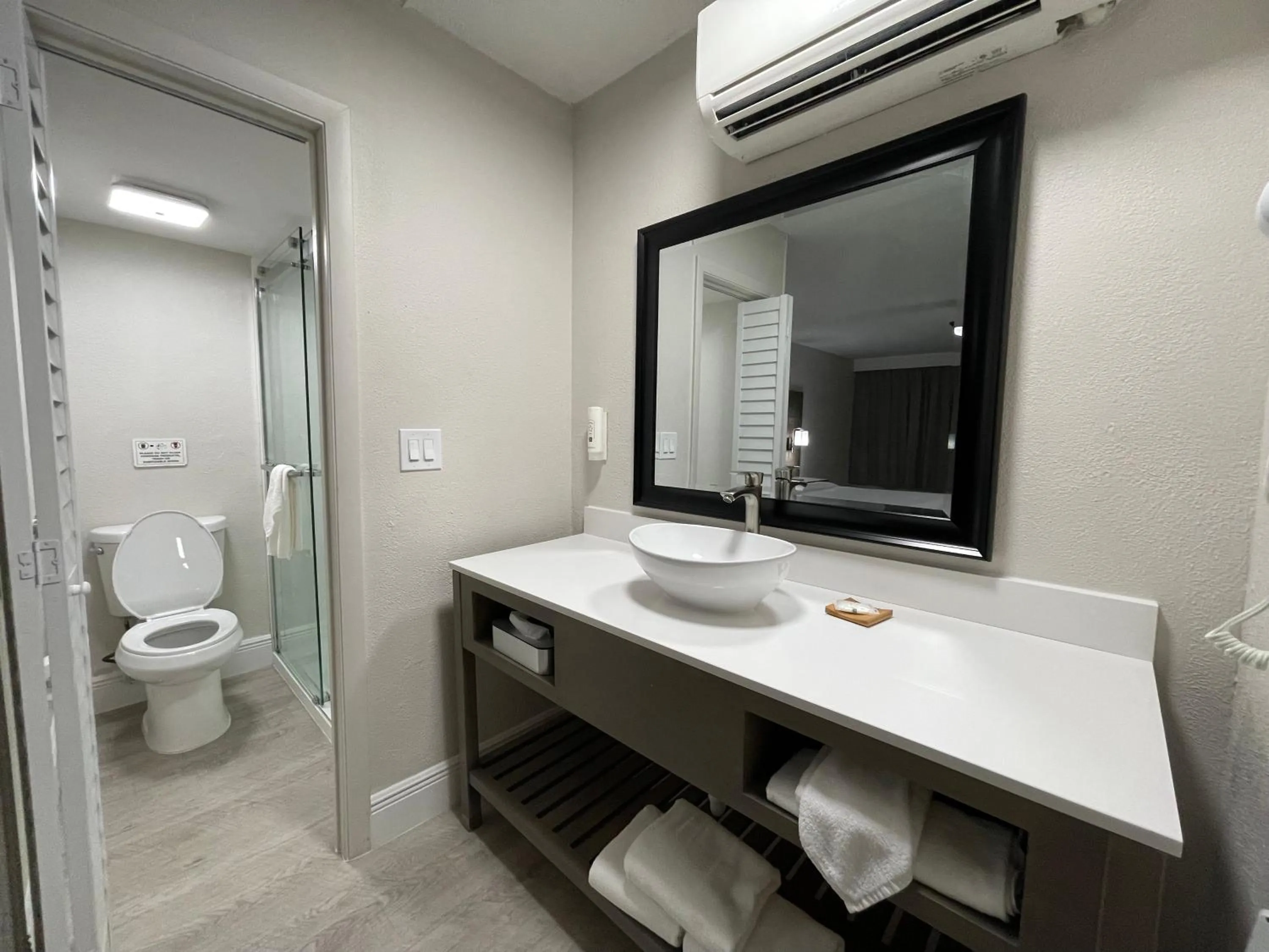 Shower in Quality Inn & Suites Airport-Cruise Port Hollywood