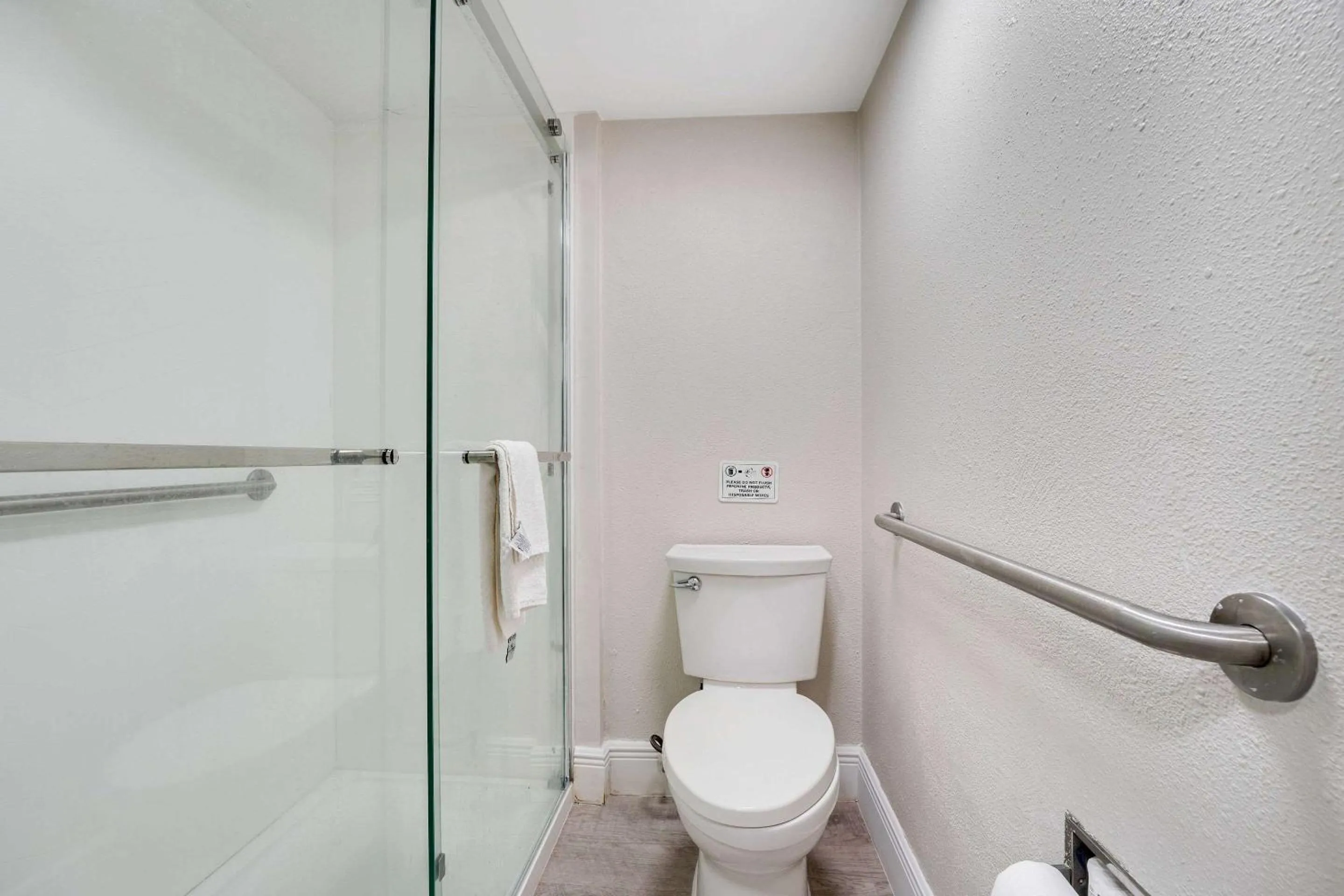 Bedroom in Quality Inn & Suites Airport-Cruise Port Hollywood