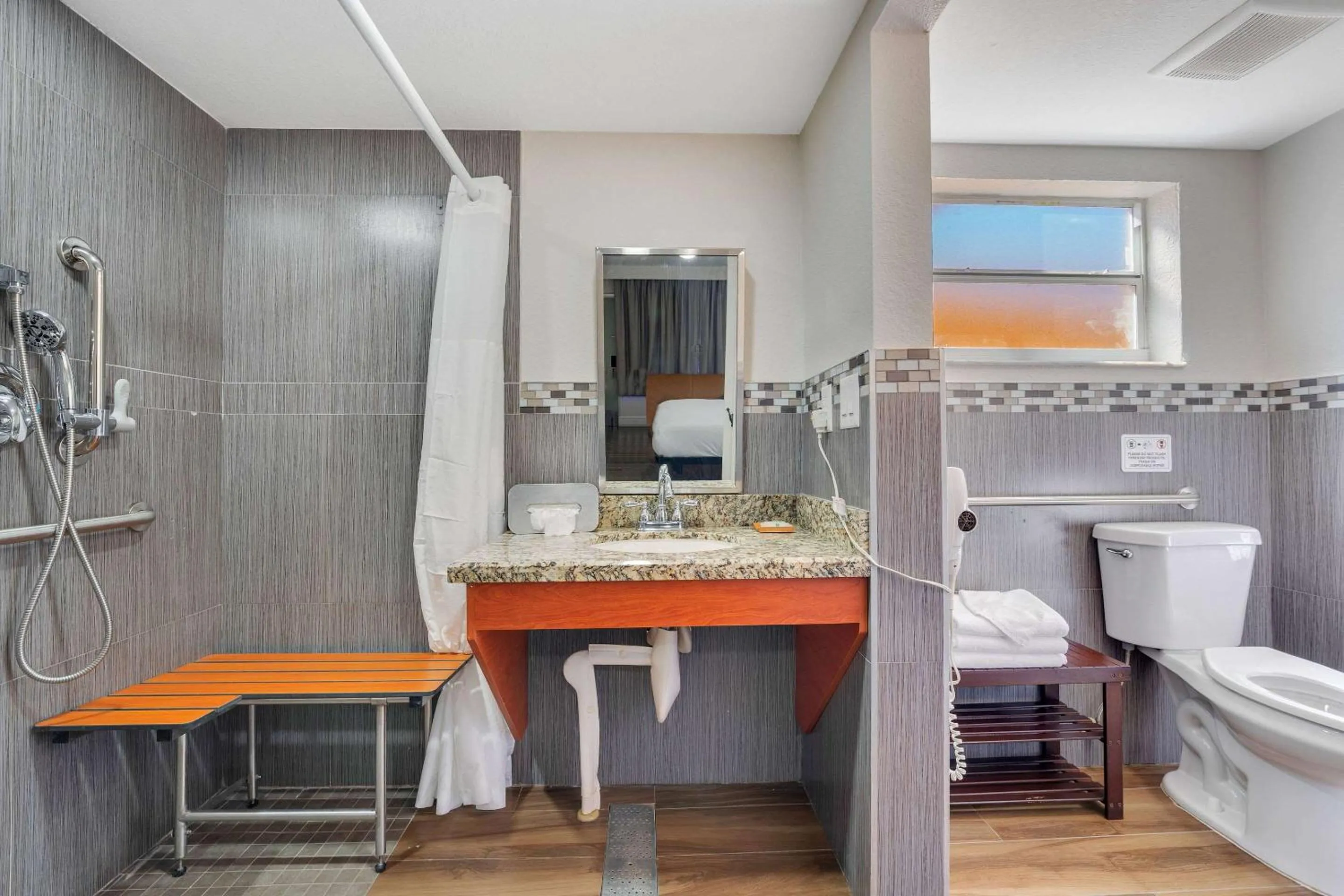 Bedroom in Quality Inn & Suites Airport-Cruise Port Hollywood