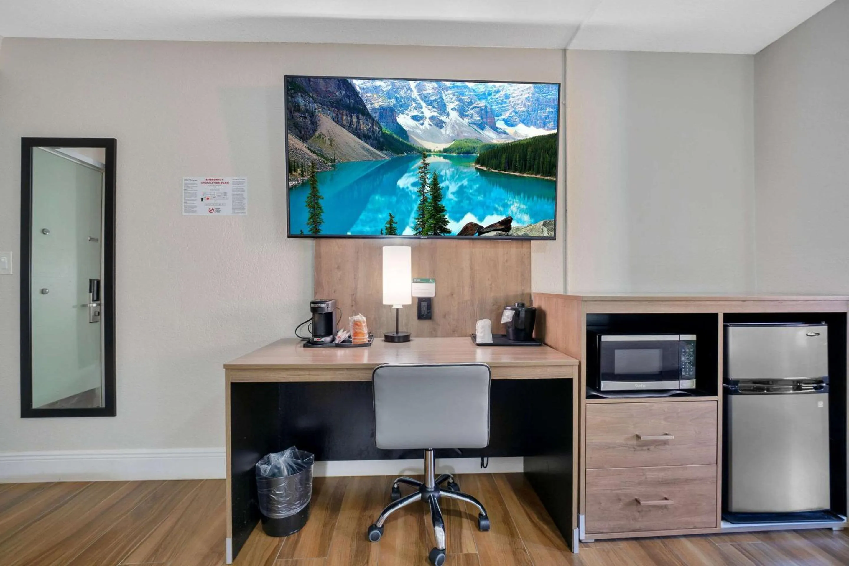 Bedroom in Quality Inn & Suites Airport-Cruise Port Hollywood