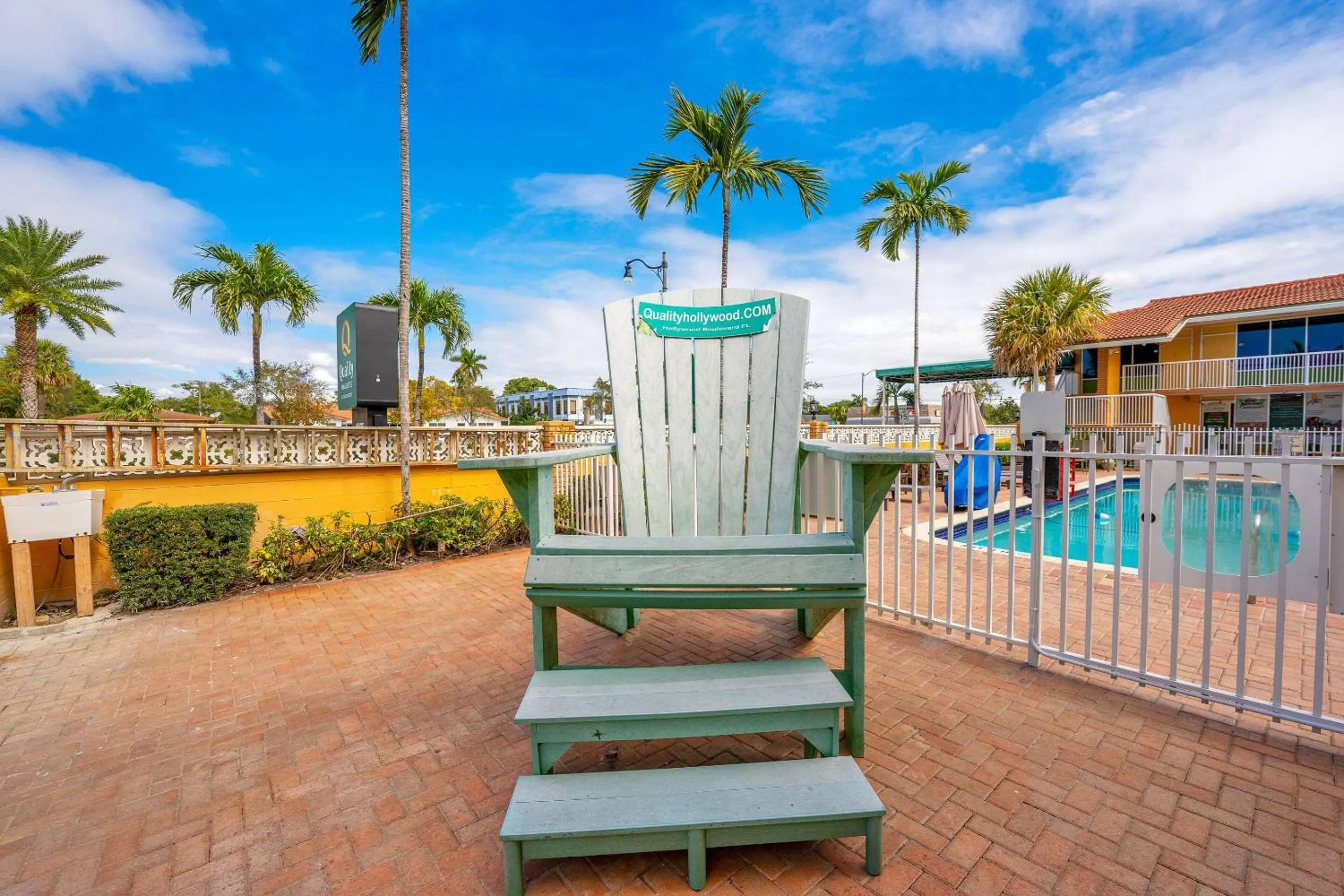 Garden in Quality Inn & Suites Airport-Cruise Port Hollywood