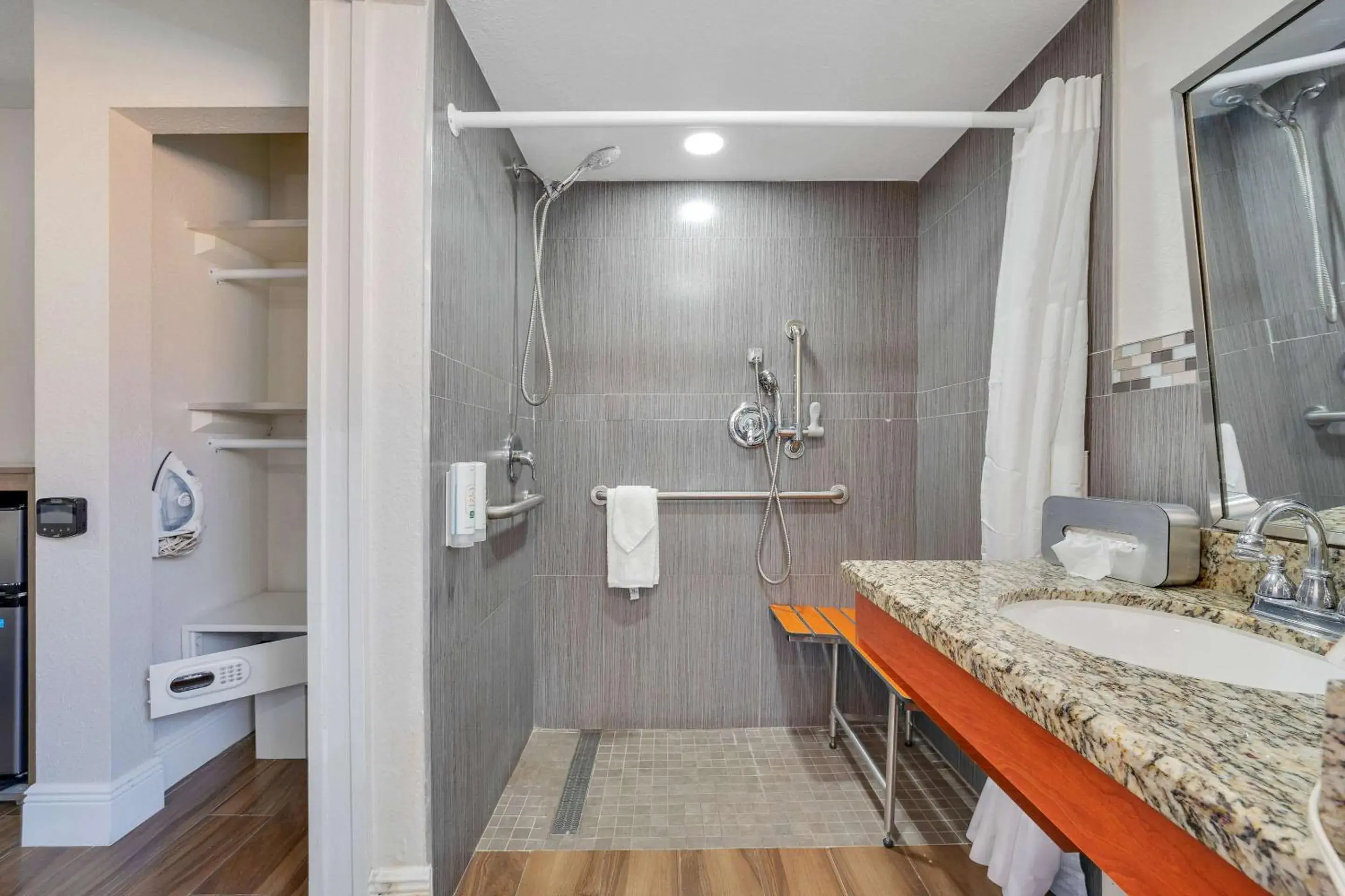 Bedroom in Quality Inn & Suites Airport-Cruise Port Hollywood Bedroom in Quality Inn & Suites Airport-Cruise Port Hollywood