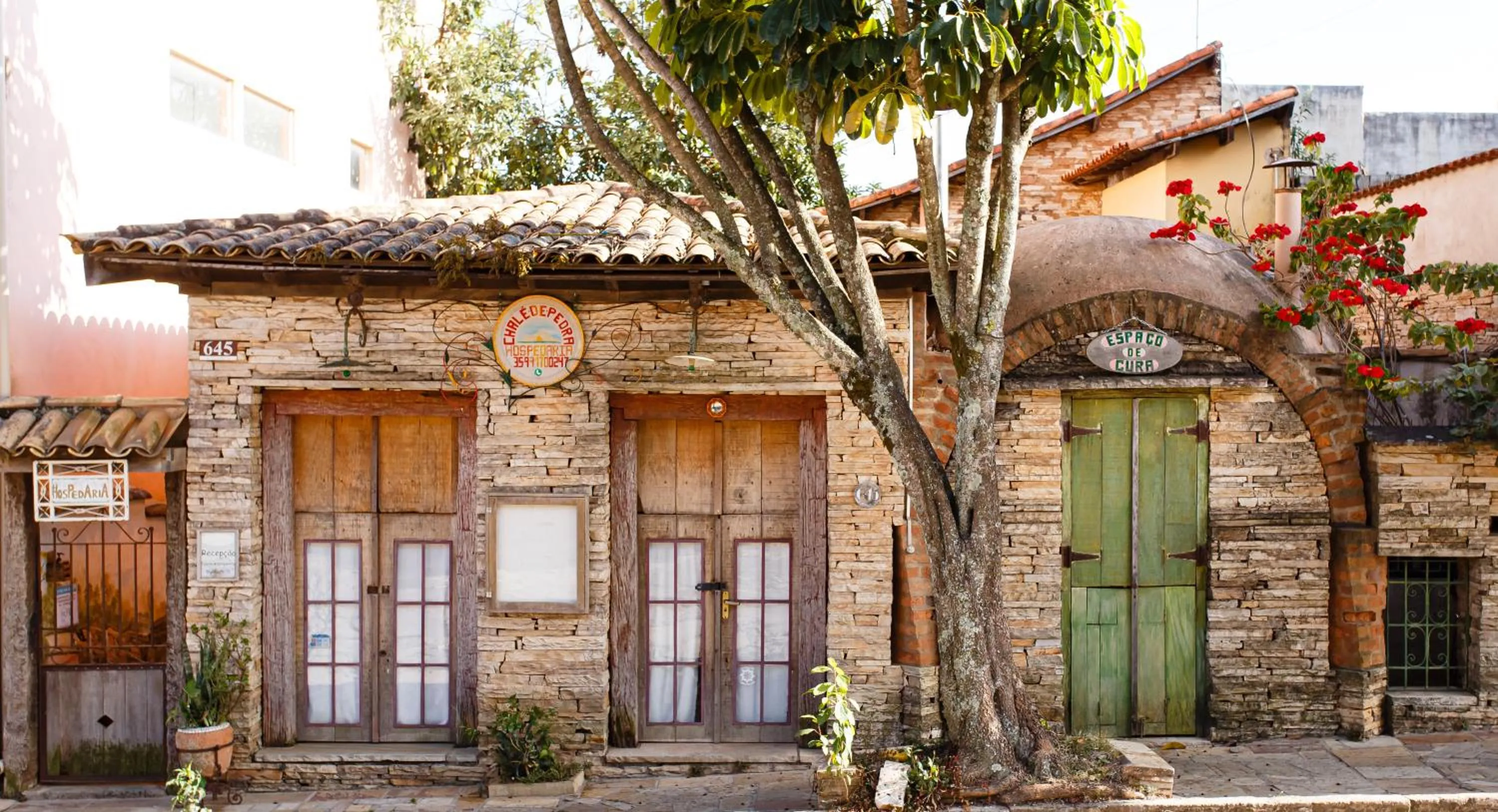 Property building in Chalé de Pedra - Hospedaria