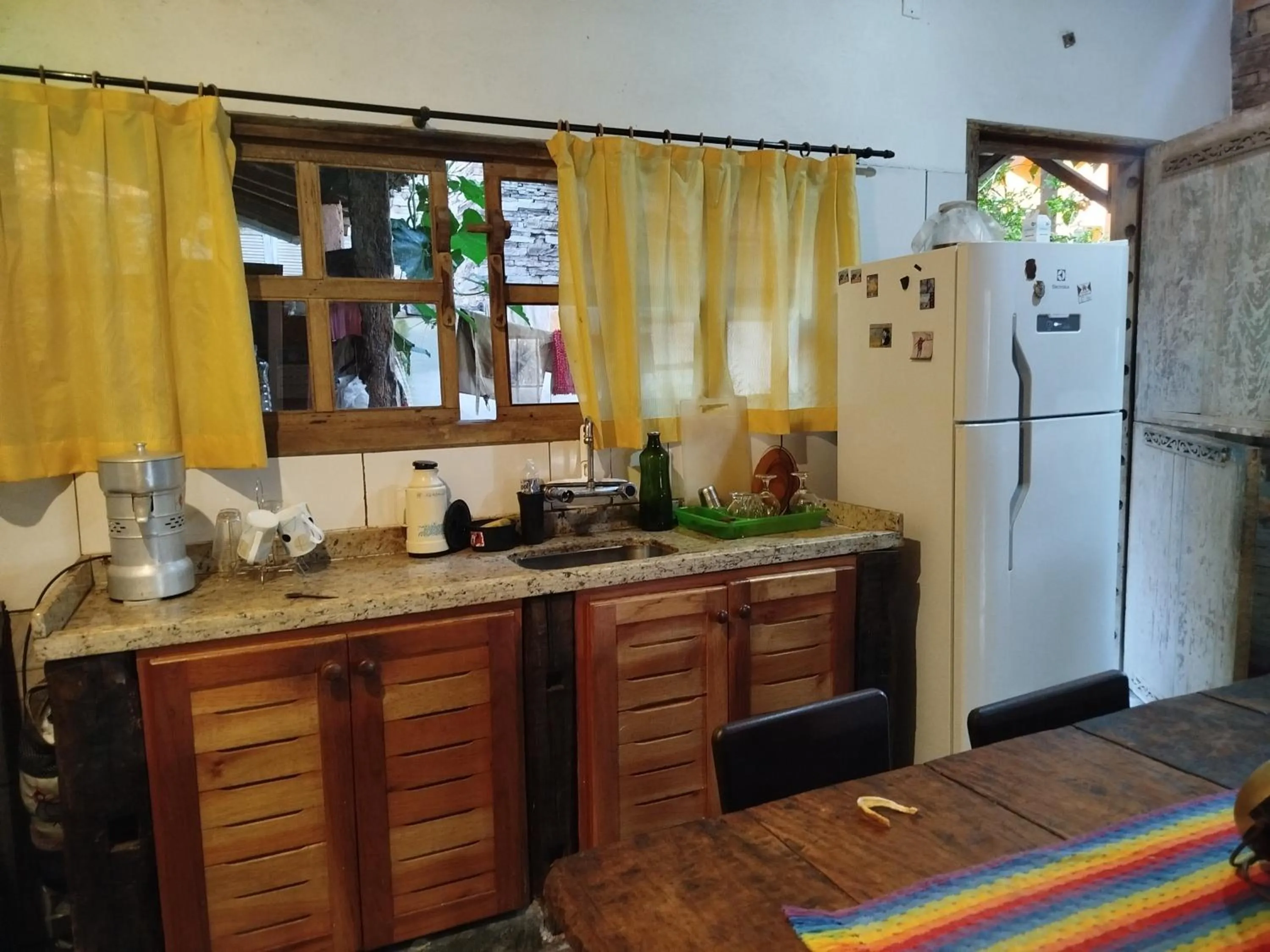 Communal kitchen in Chalé de Pedra - Hospedaria