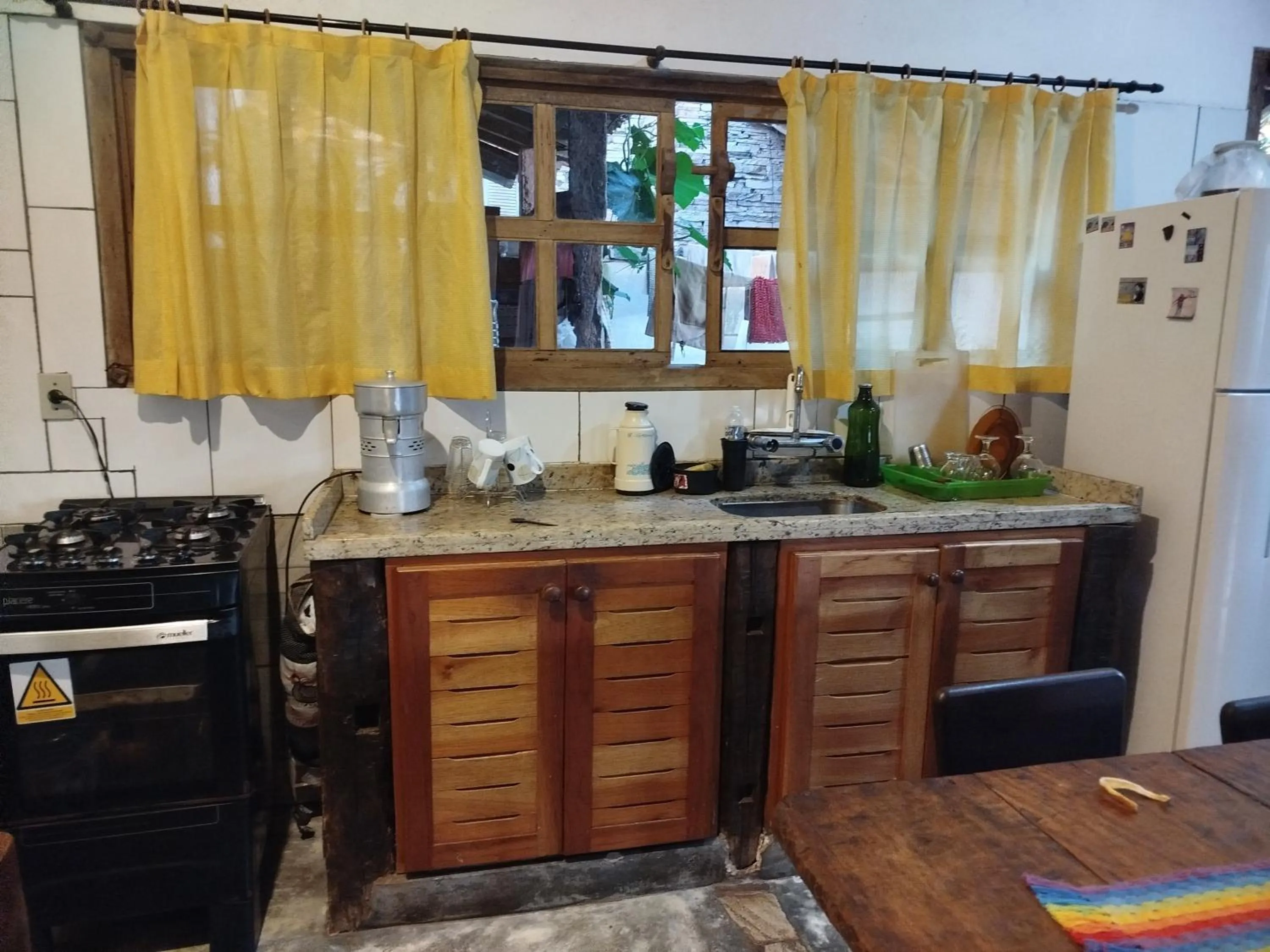 Communal kitchen in Chalé de Pedra - Hospedaria