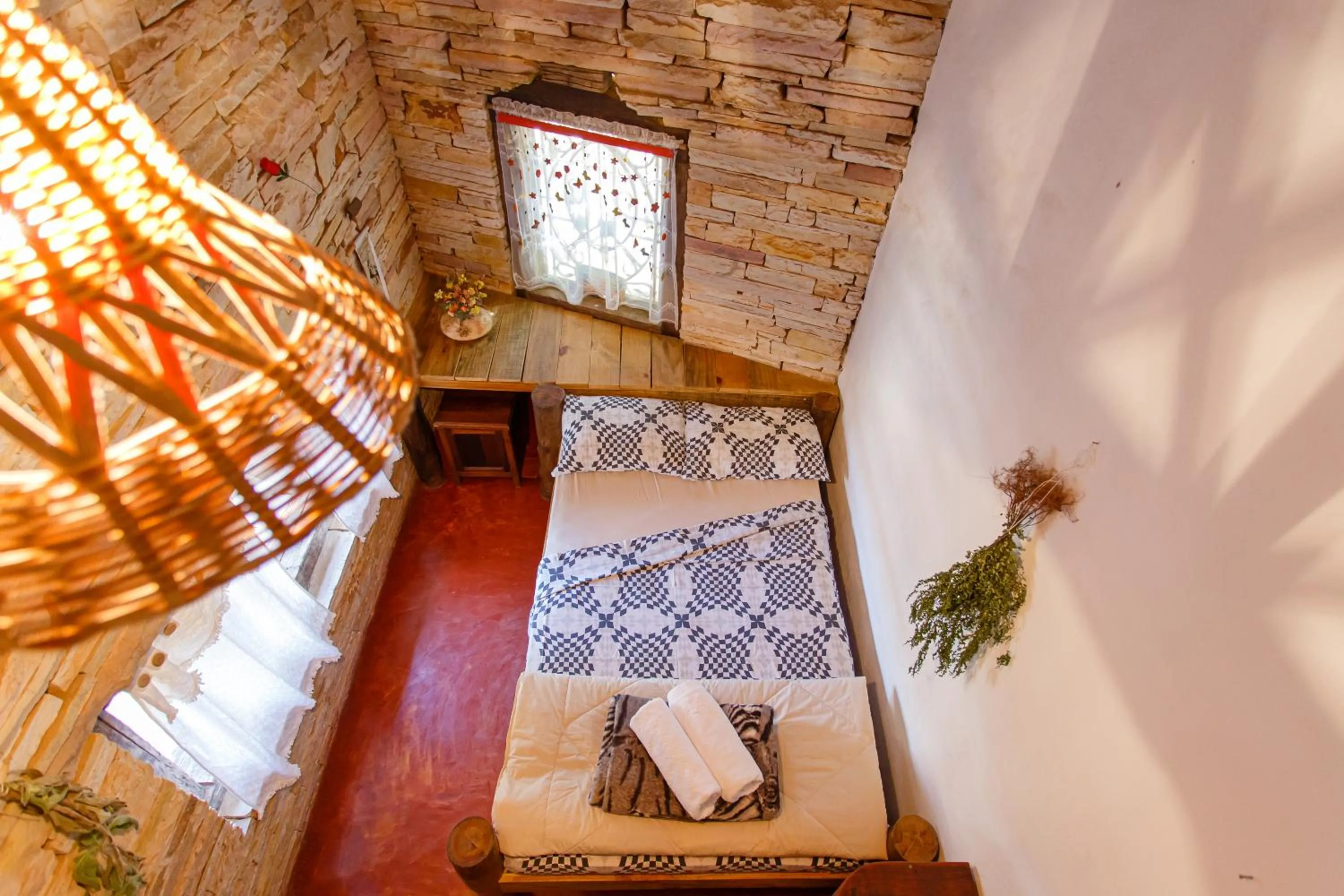 Photo of the whole room, Bed in Chalé de Pedra - Hospedaria