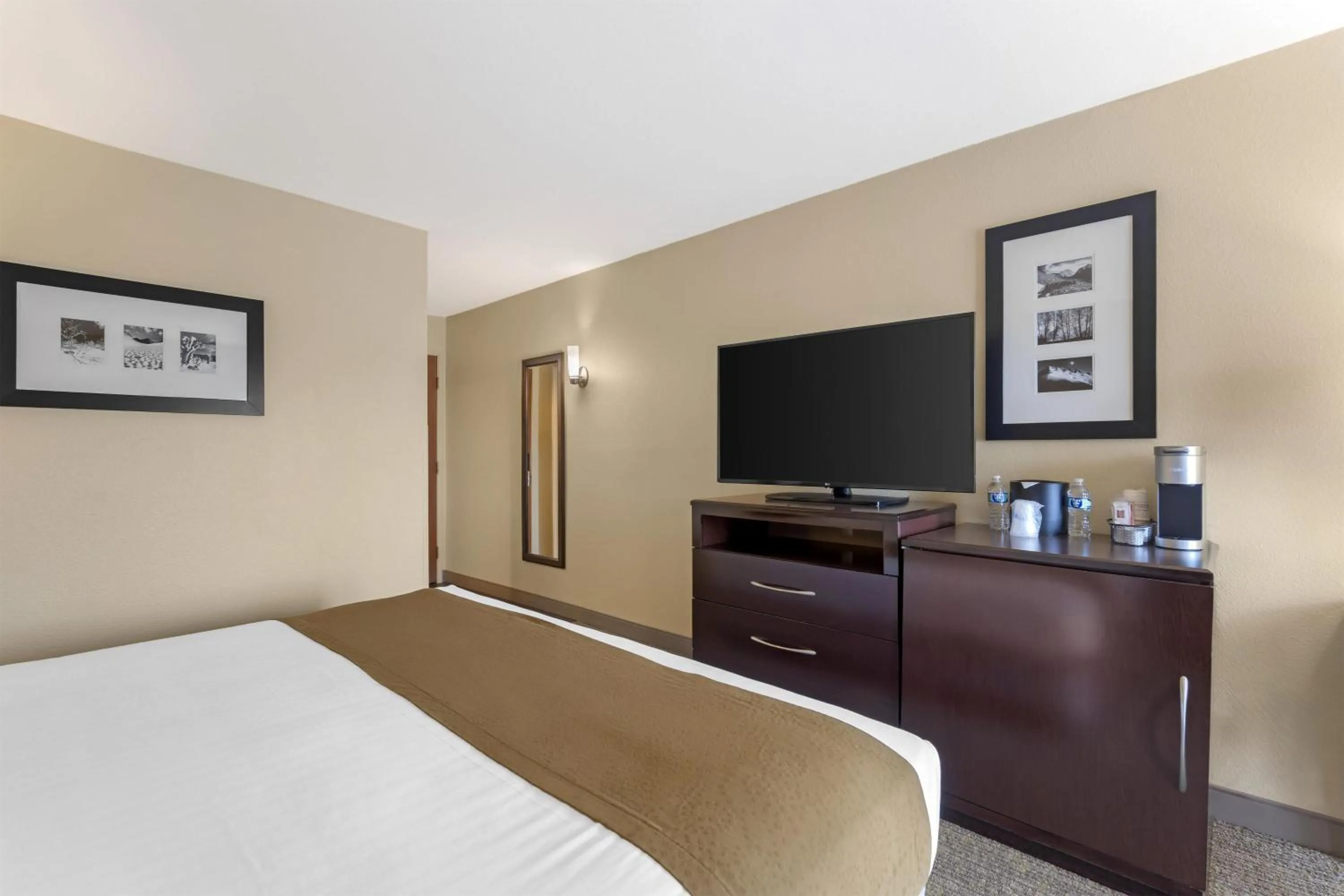 Bedroom, Bed in Best Western Plus Plaza by the Green