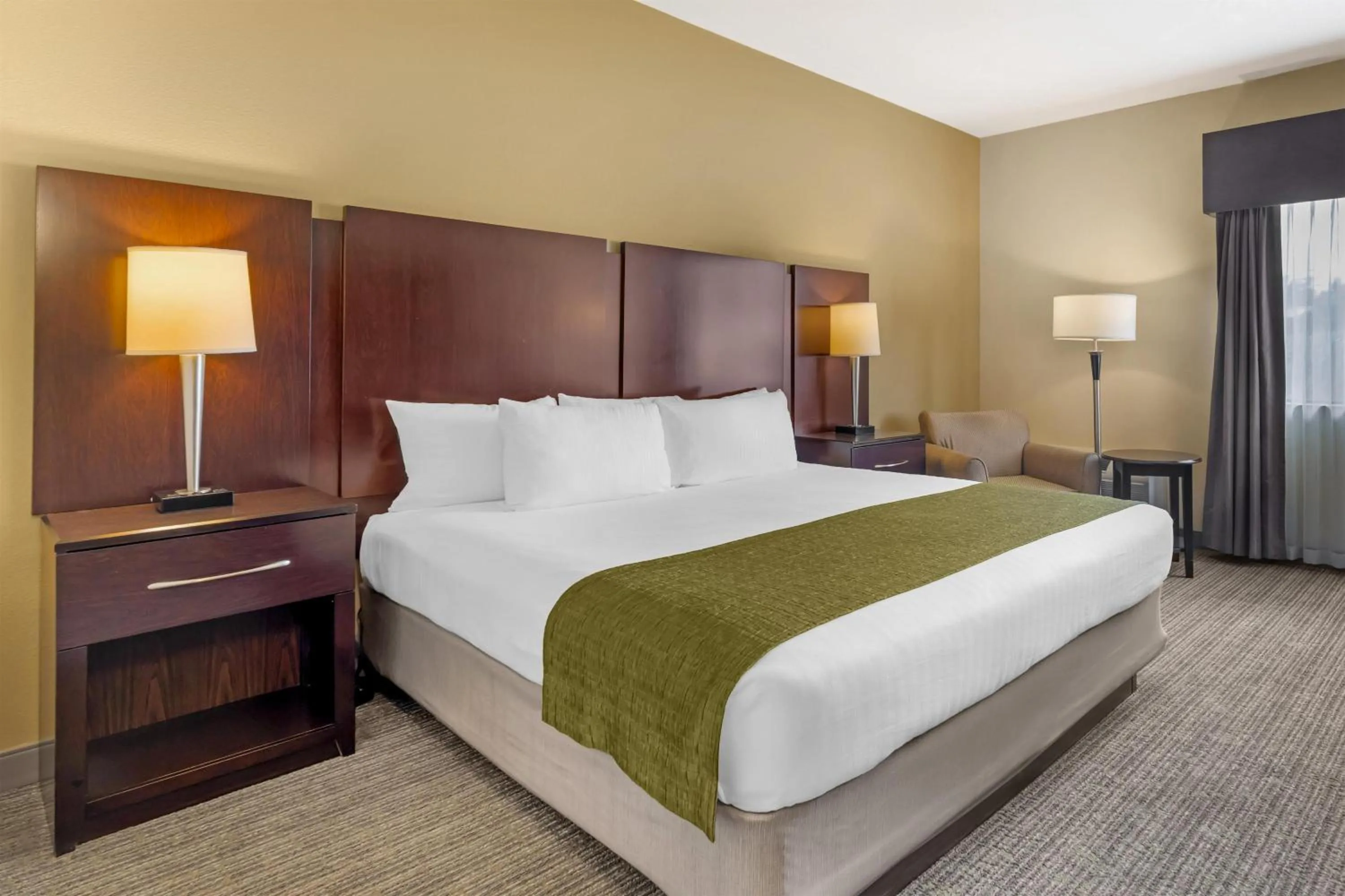 Bedroom, Bed in Best Western Plus Plaza by the Green