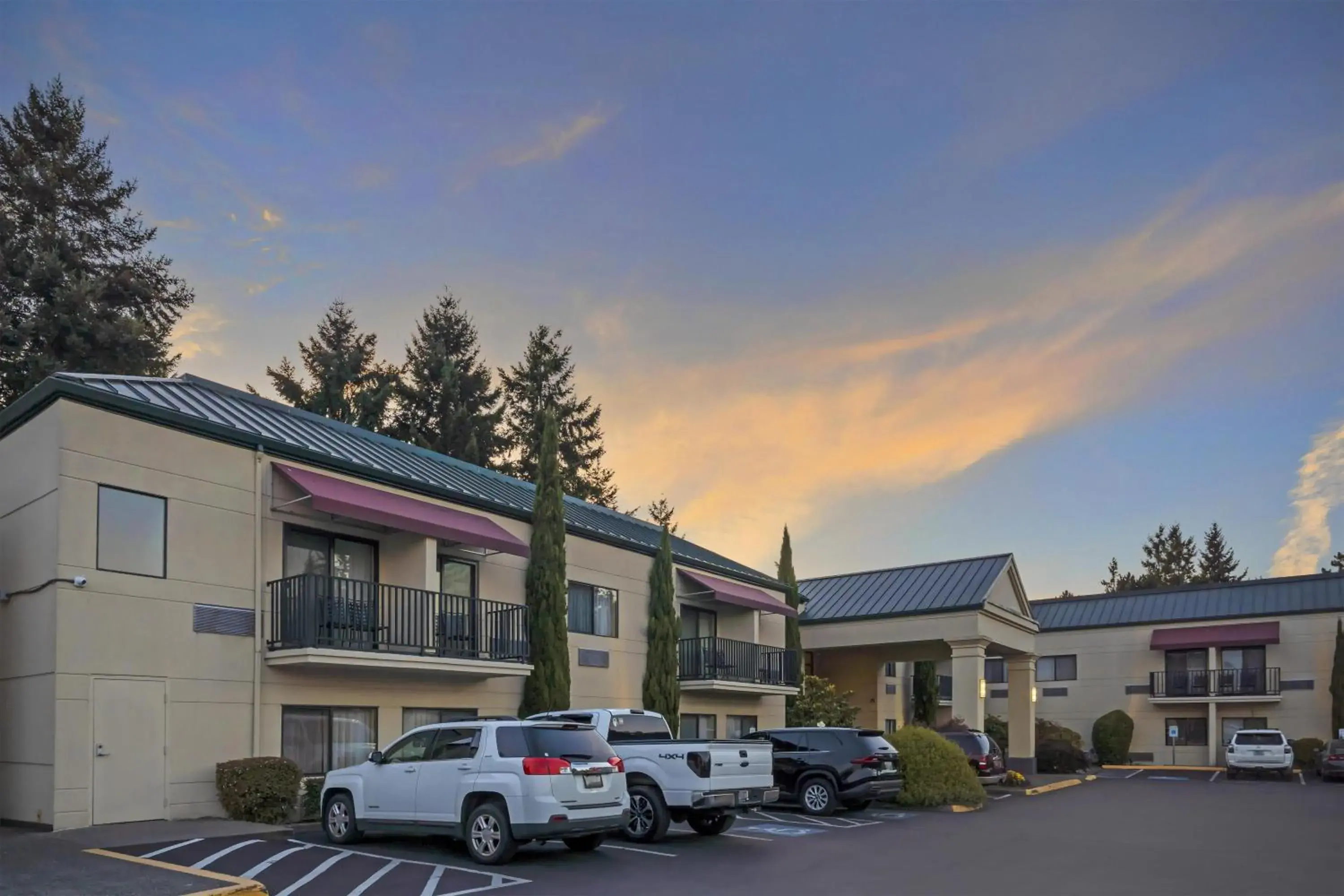 Property building in Best Western Plus Plaza by the Green Property building in Best Western Plus Plaza by the Green