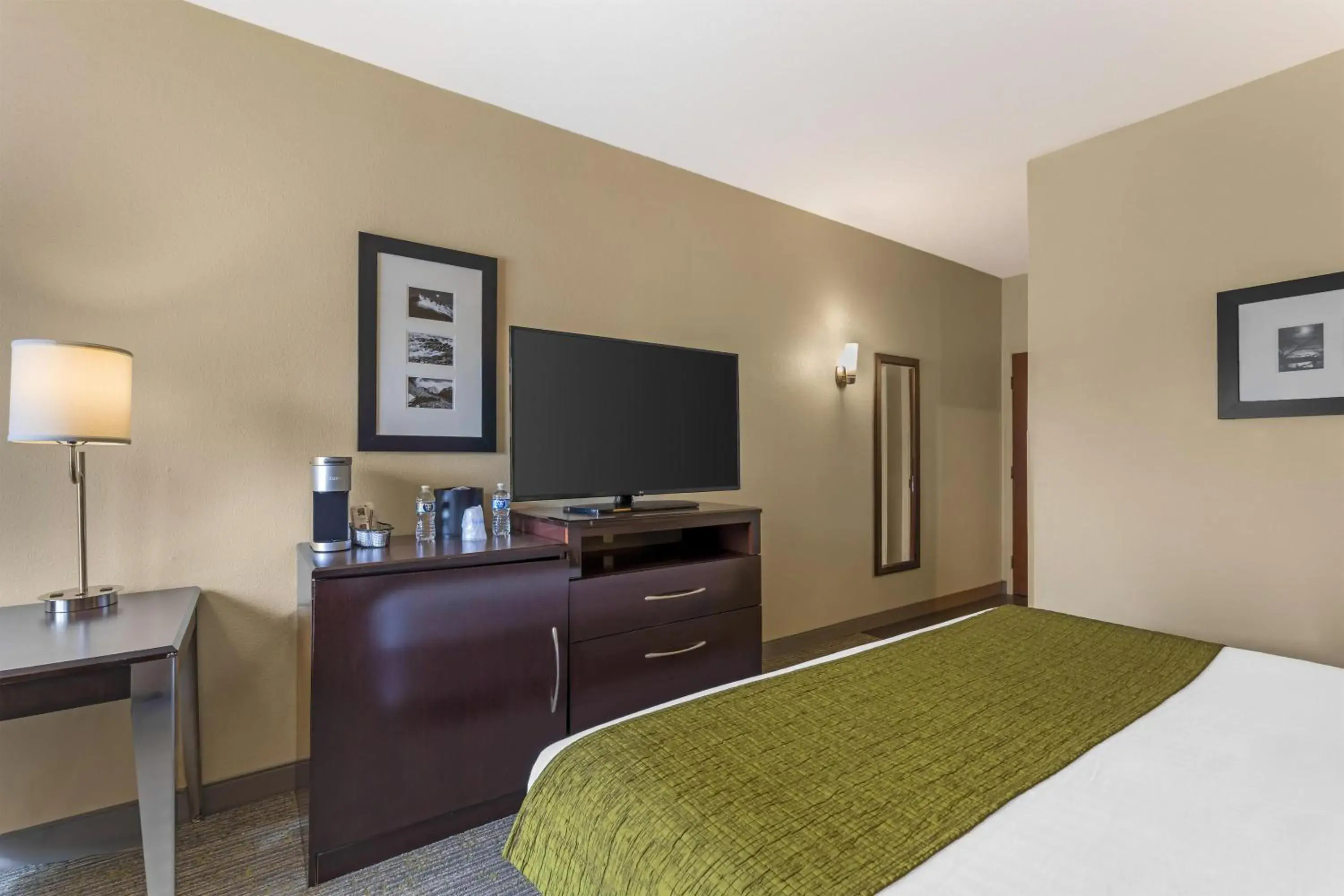 Bedroom, Bed in Best Western Plus Plaza by the Green Bedroom, Bed in Best Western Plus Plaza by the Green