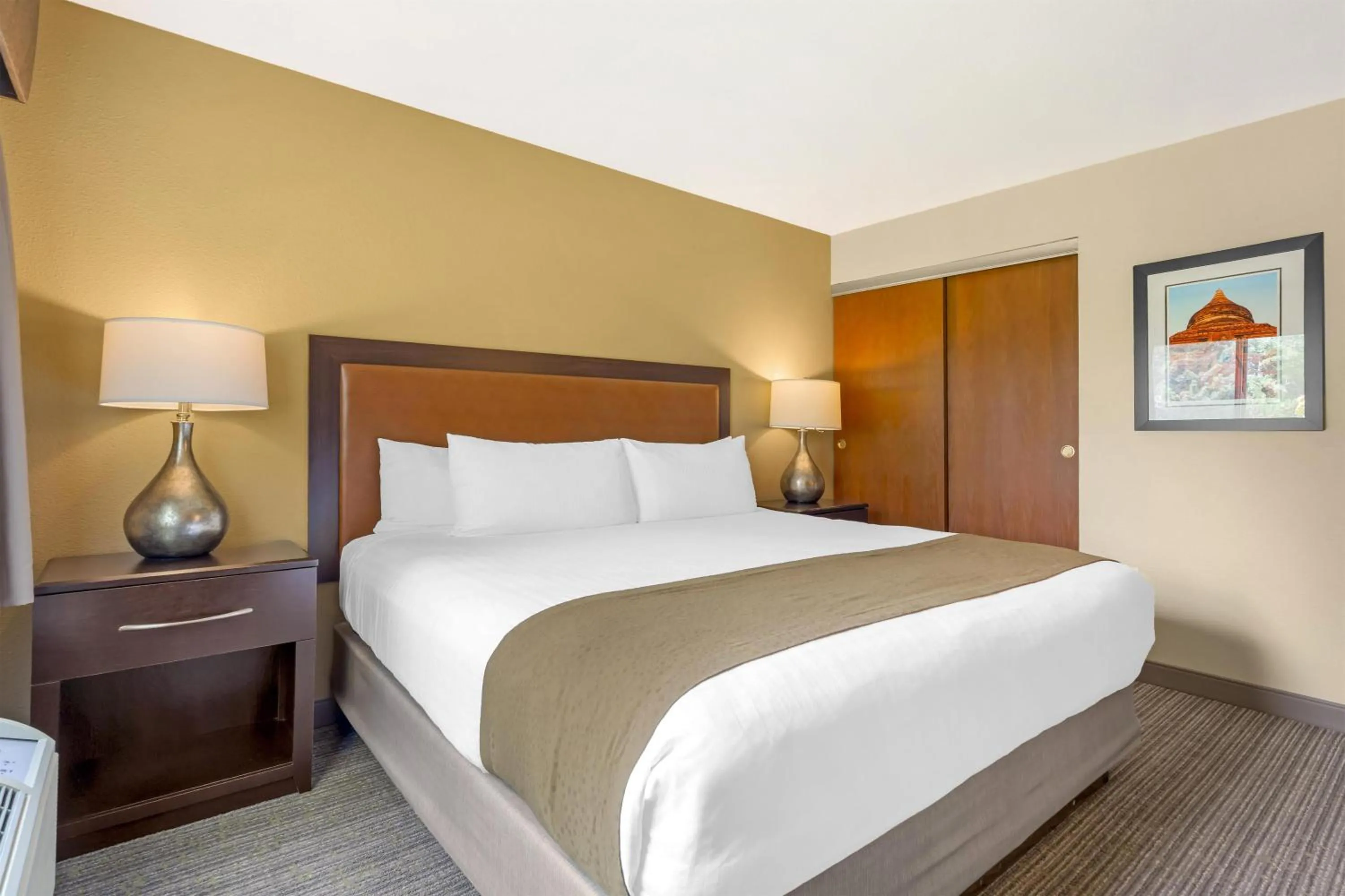 Photo of the whole room, Bed in Best Western Plus Plaza by the Green