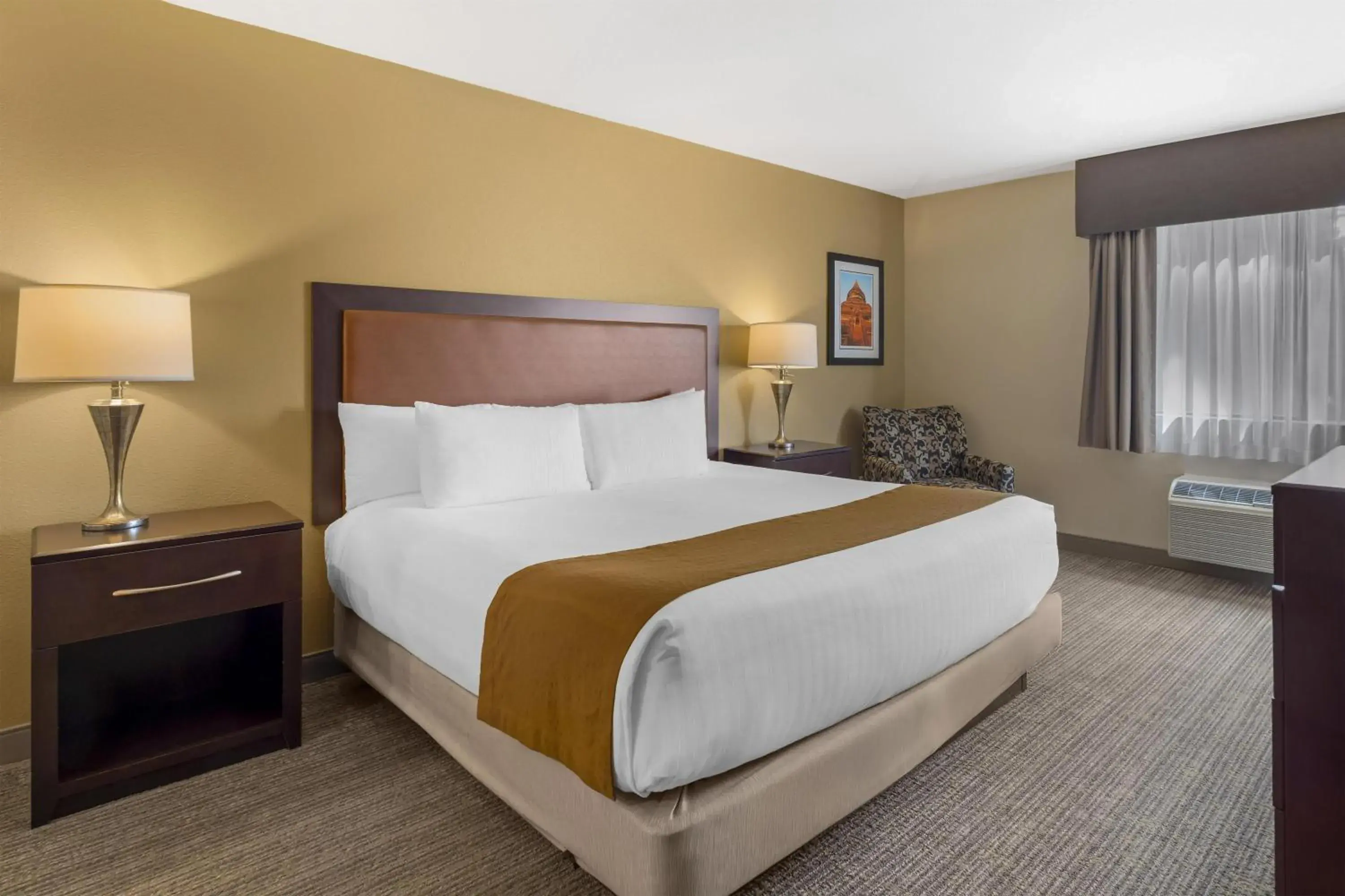 One-Bedroom King Suite with Golf Course View in Best Western Plus Plaza by the Green One-Bedroom King Suite with Golf Course View in Best Western Plus Plaza by the Green