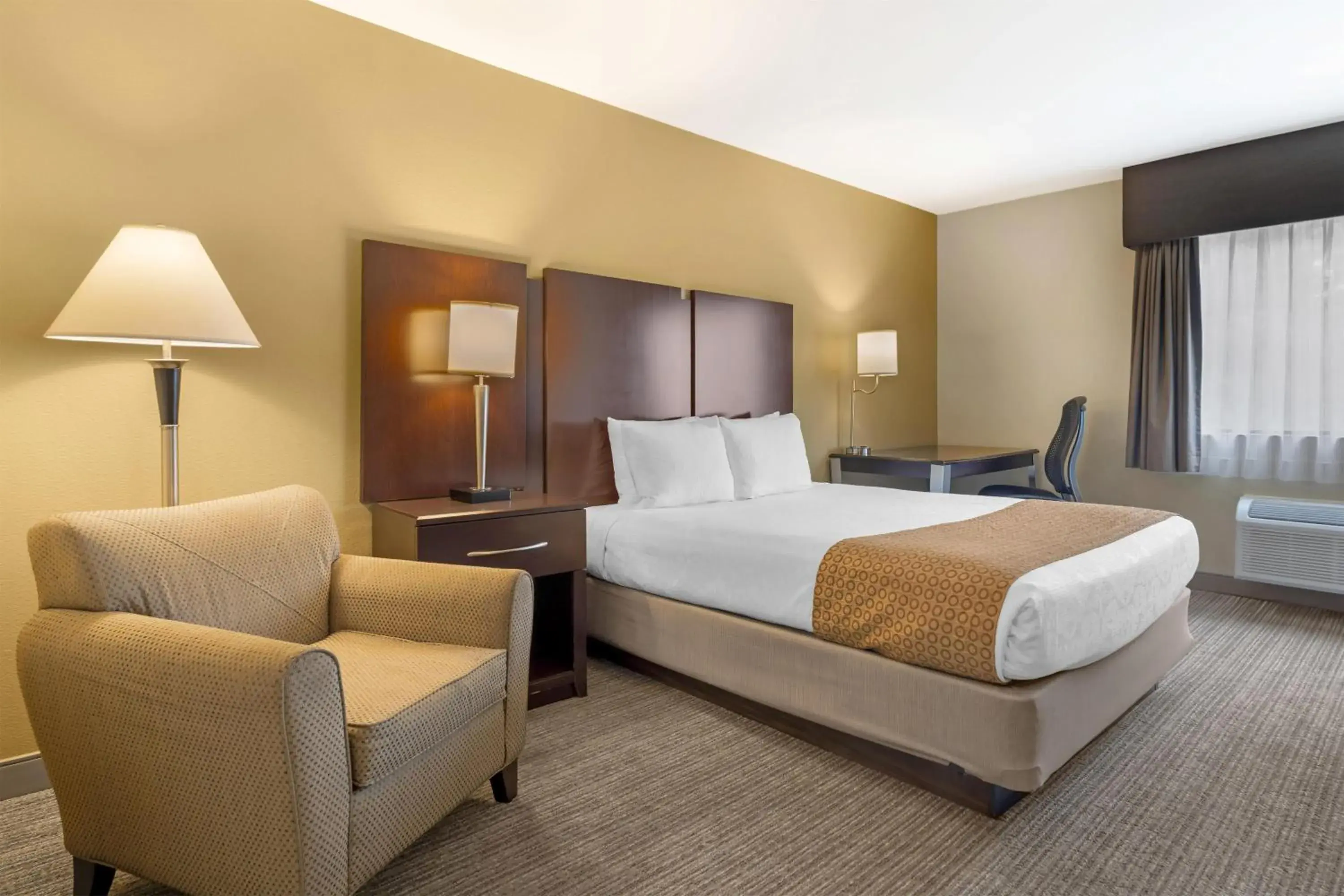 Queen Room with Bath Tub - Mobility Accessible in Best Western Plus Plaza by the Green Queen Room with Bath Tub - Mobility Accessible in Best Western Plus Plaza by the Green