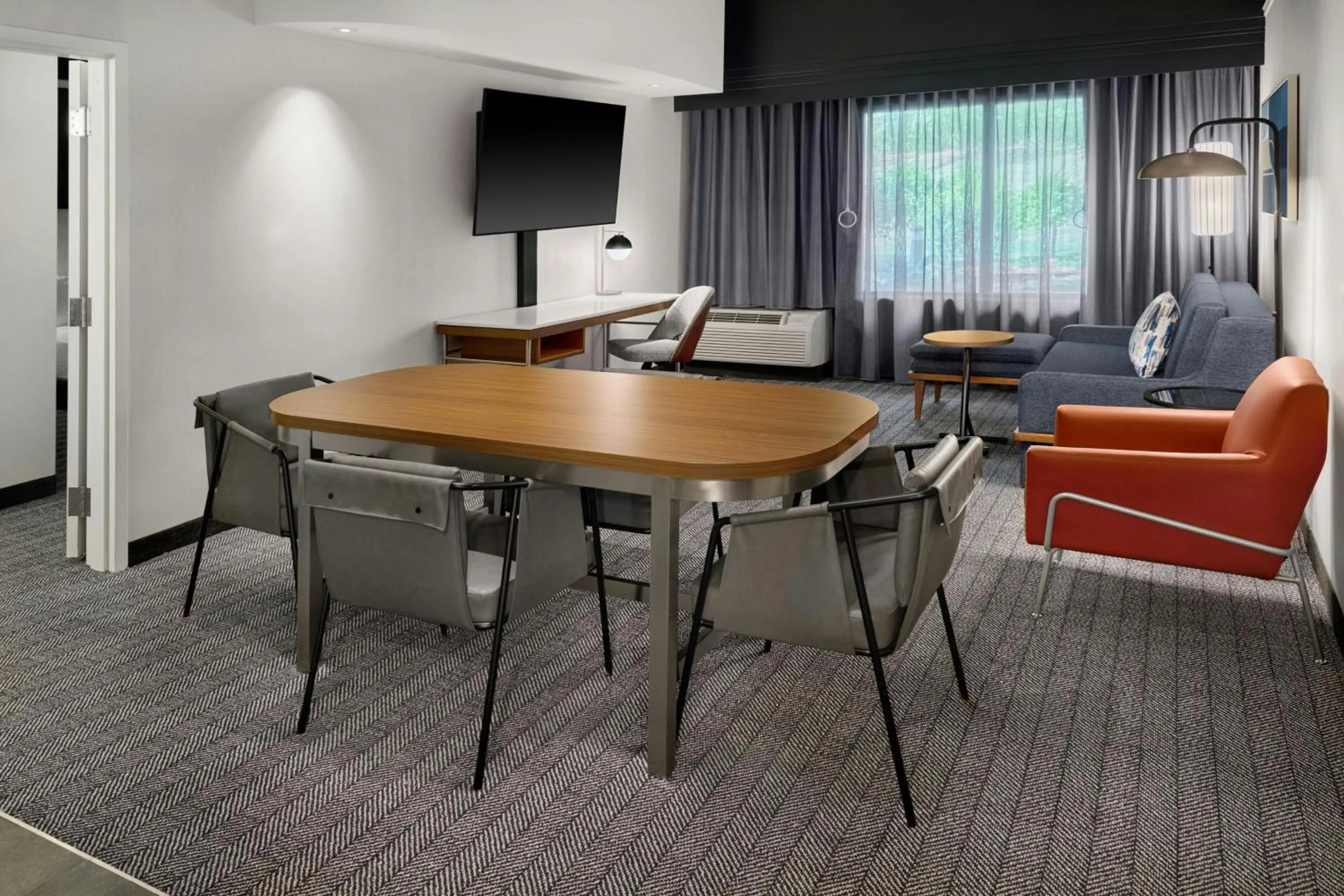 Living room in Courtyard by Marriott Kansas City Shawnee