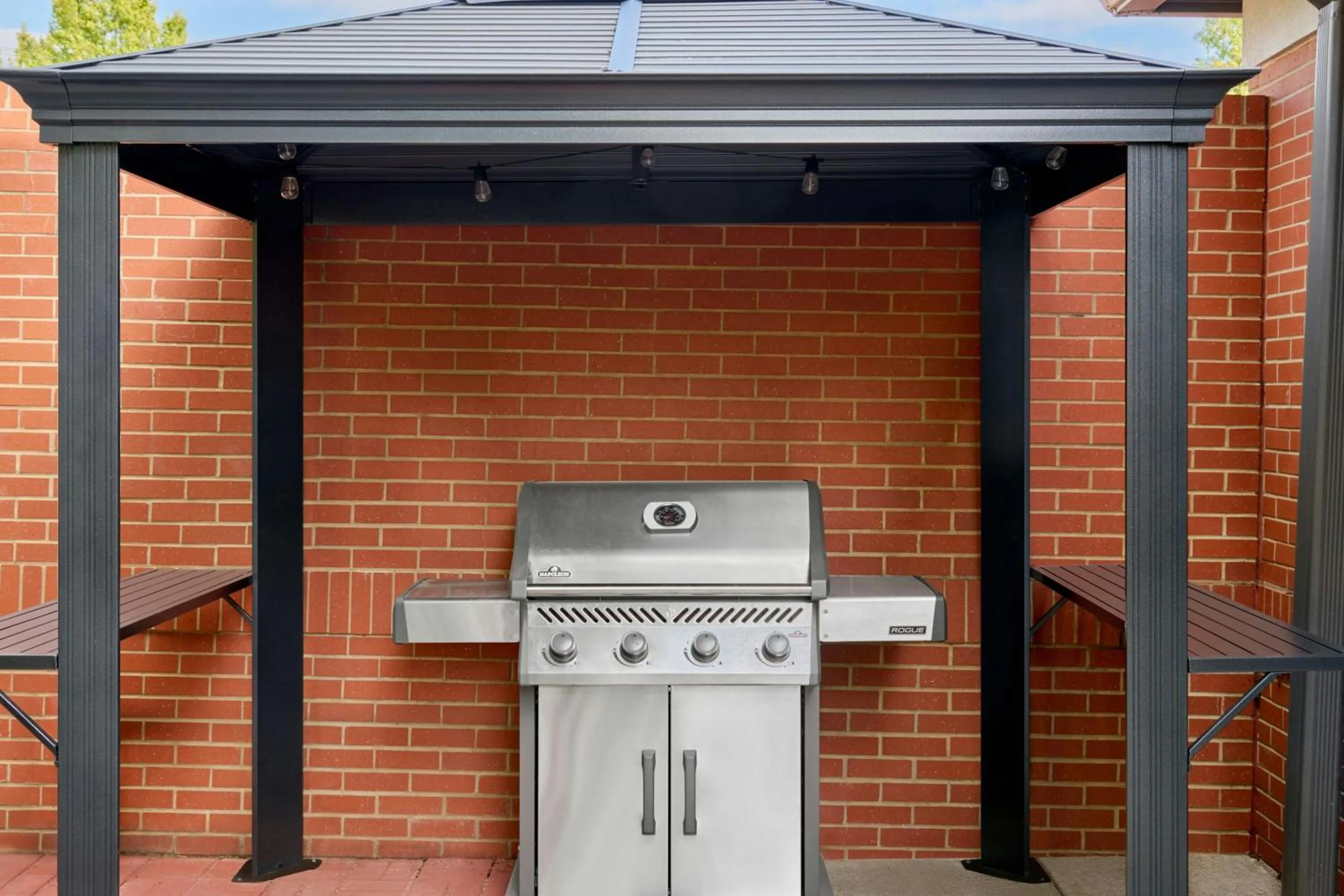 Lounge or bar in Courtyard by Marriott Kansas City Shawnee