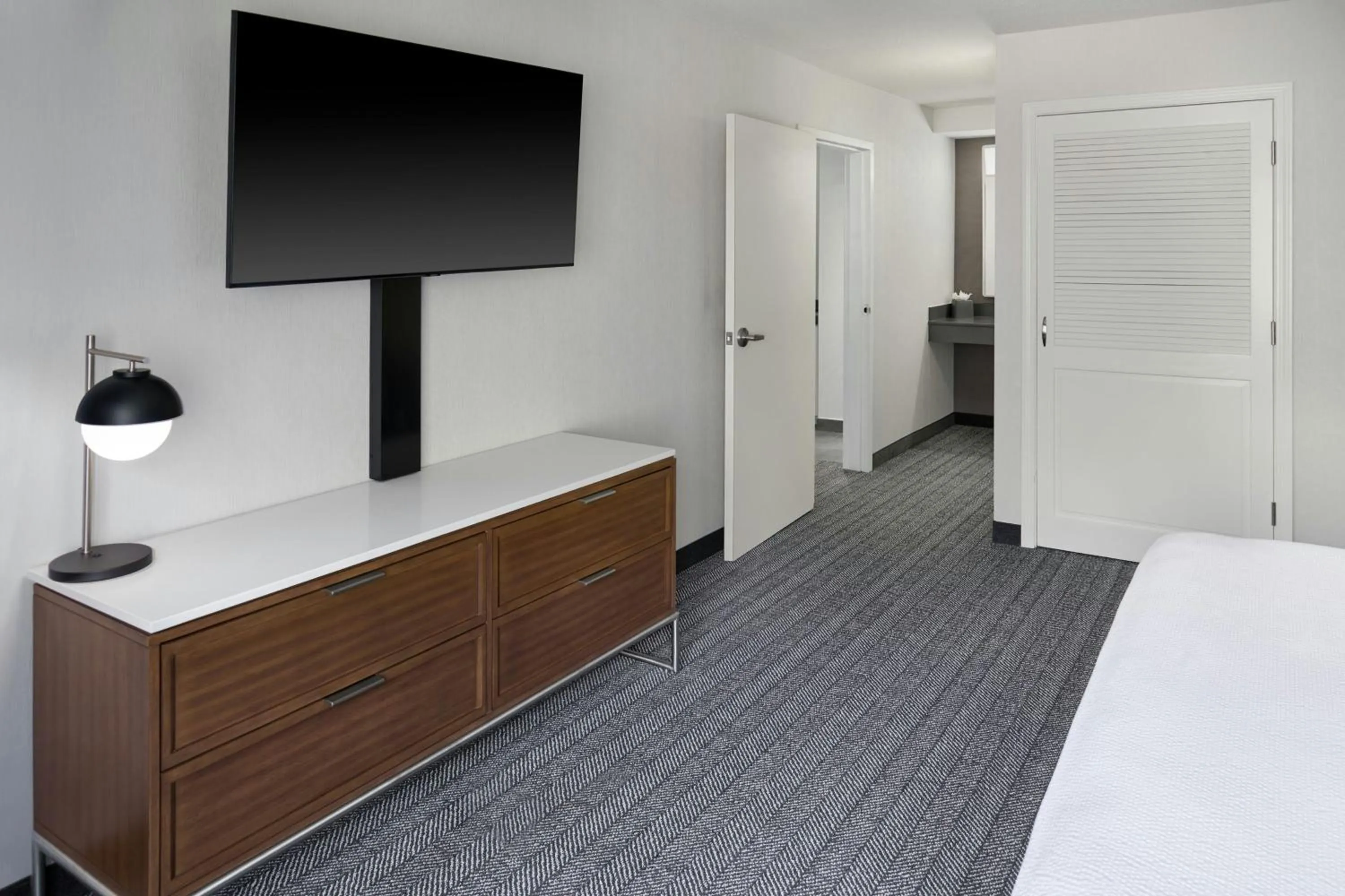 Photo of the whole room, Bed in Courtyard by Marriott Kansas City Shawnee