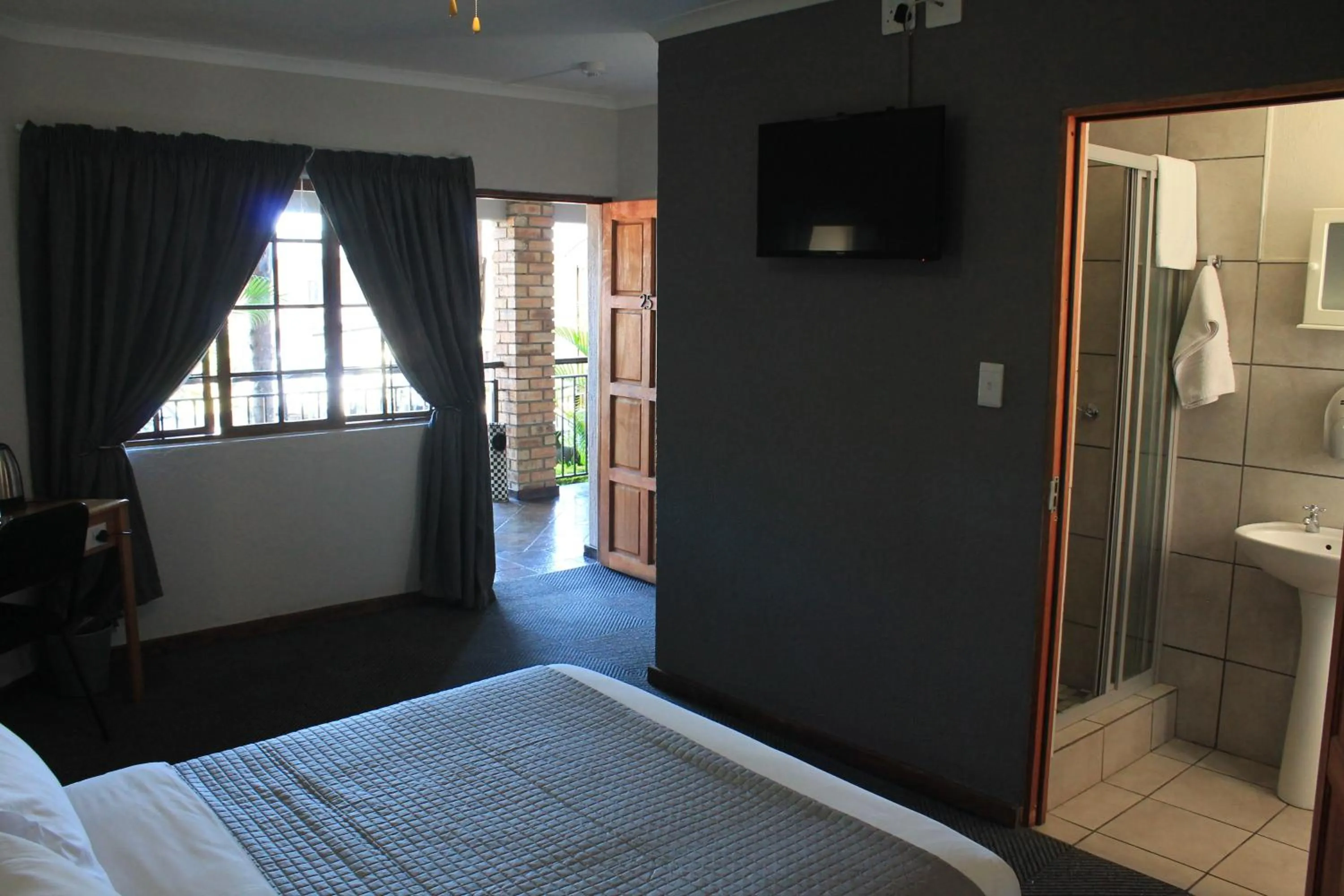 Photo of the whole room in Nelspruit Lodge