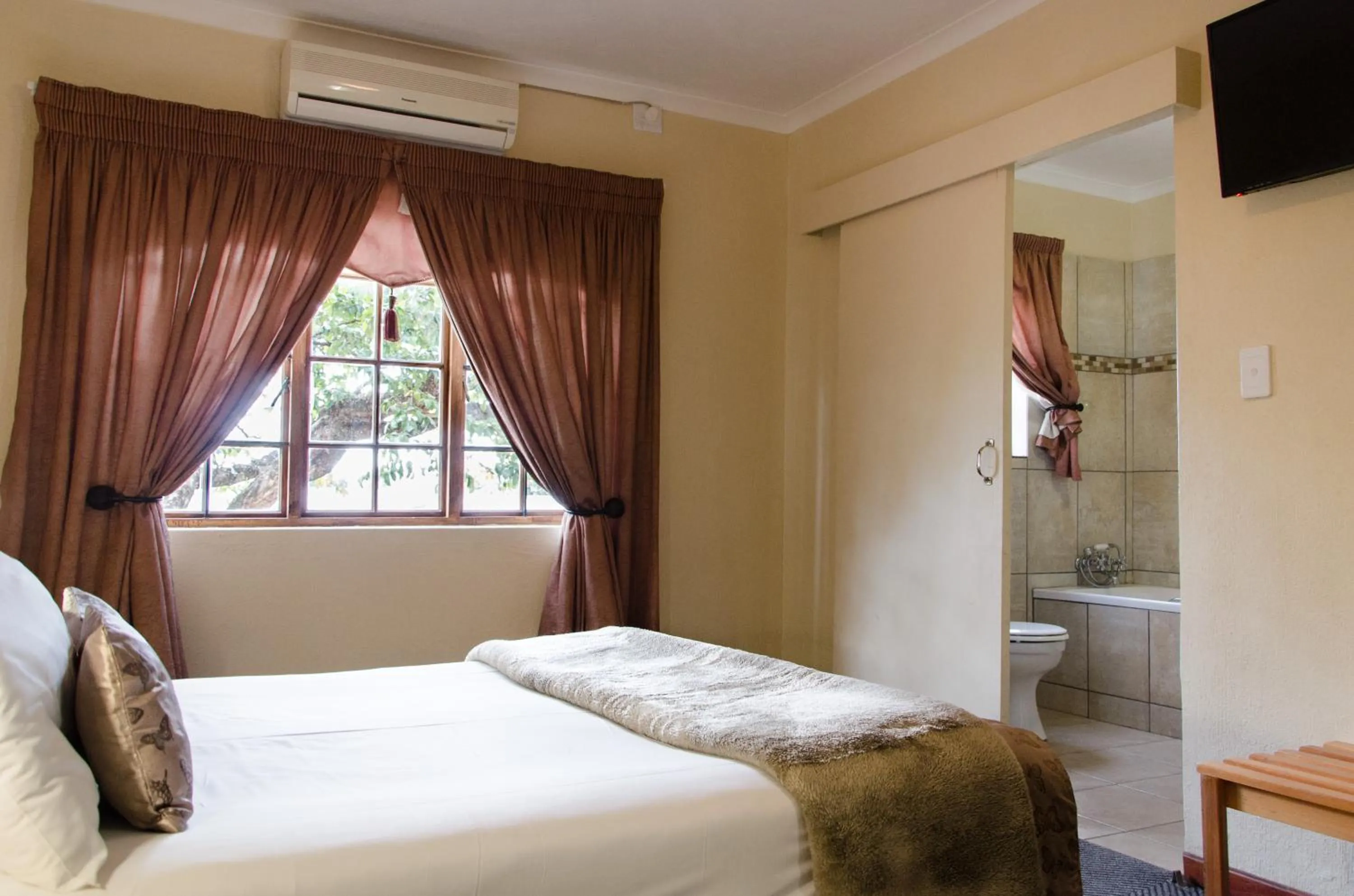 Bed in Nelspruit Lodge