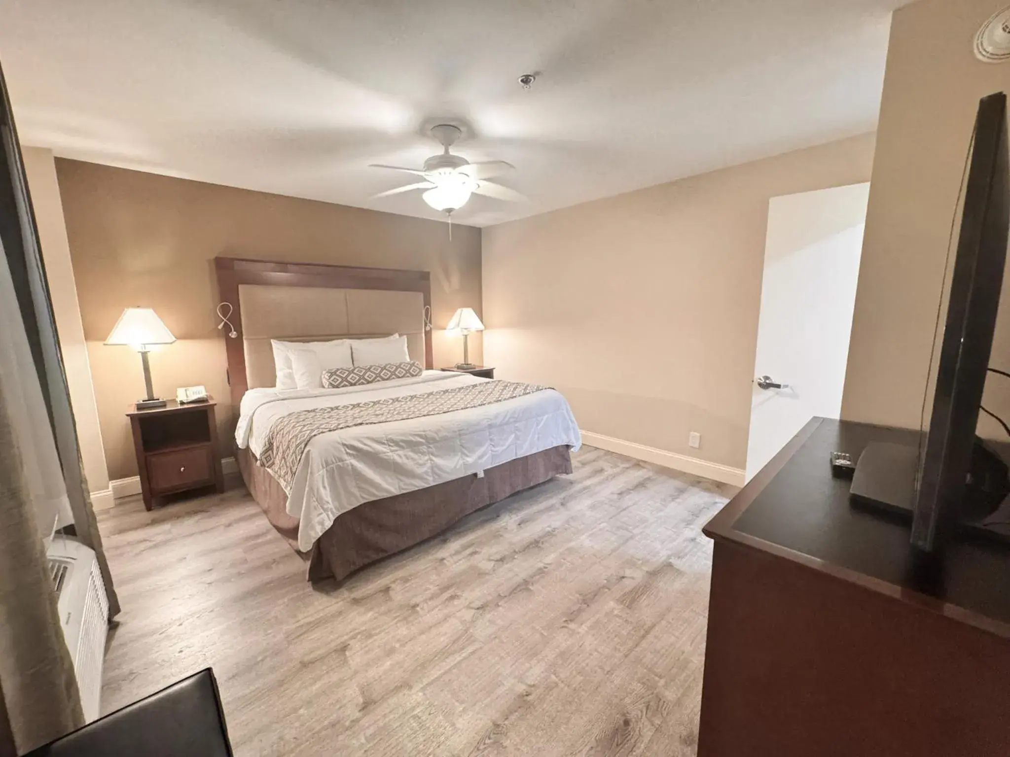 Bed in Clayton Plaza Hotel & Extended Stay Bed in Clayton Plaza Hotel & Extended Stay