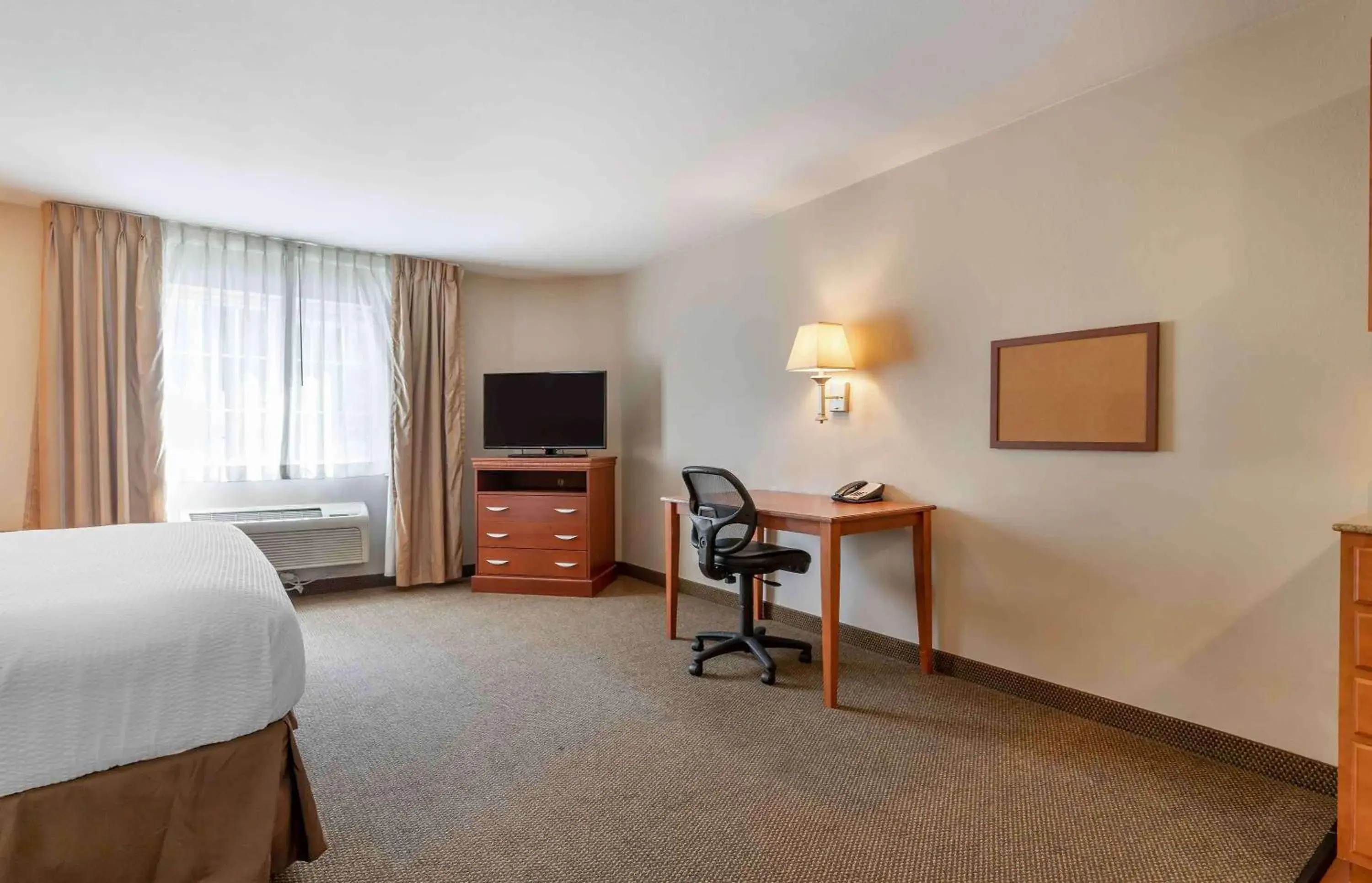 Bedroom, Bed in Extended Stay America Suites - Bartlesville - Hwy 75 Bedroom, Bed in Extended Stay America Suites - Bartlesville - Hwy 75